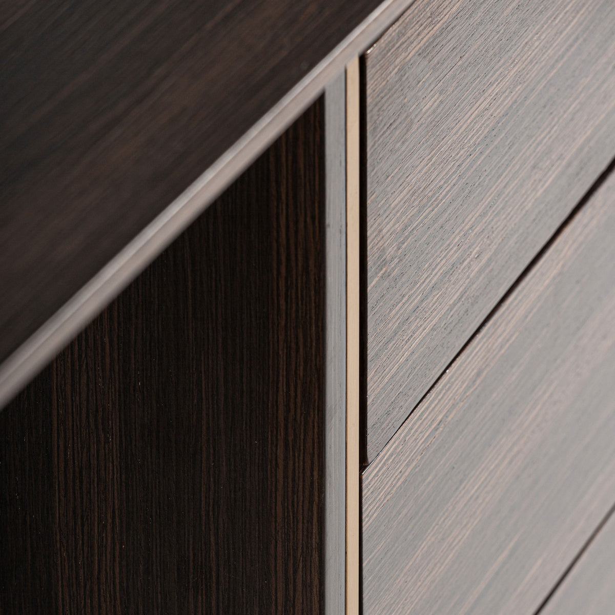 Textura de la madera y diseño lujoso del escritorio Cheb en primer plano.
