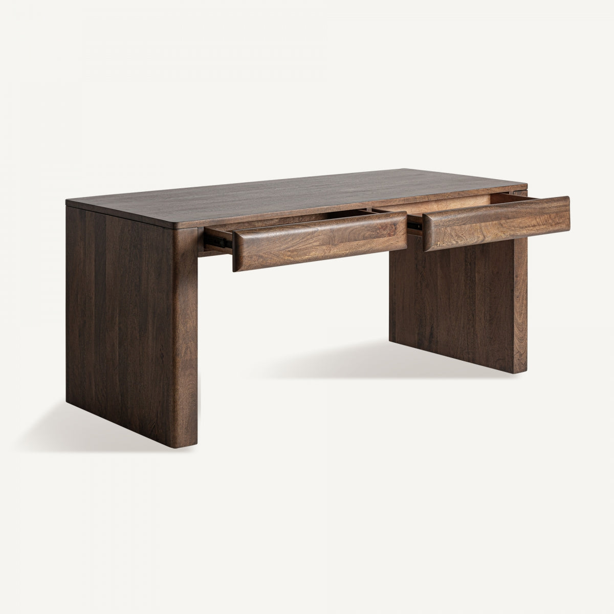 Cajones abiertos del escritorio Gibles, estructura robusta en madera oscura, diseño funcional y decorativo