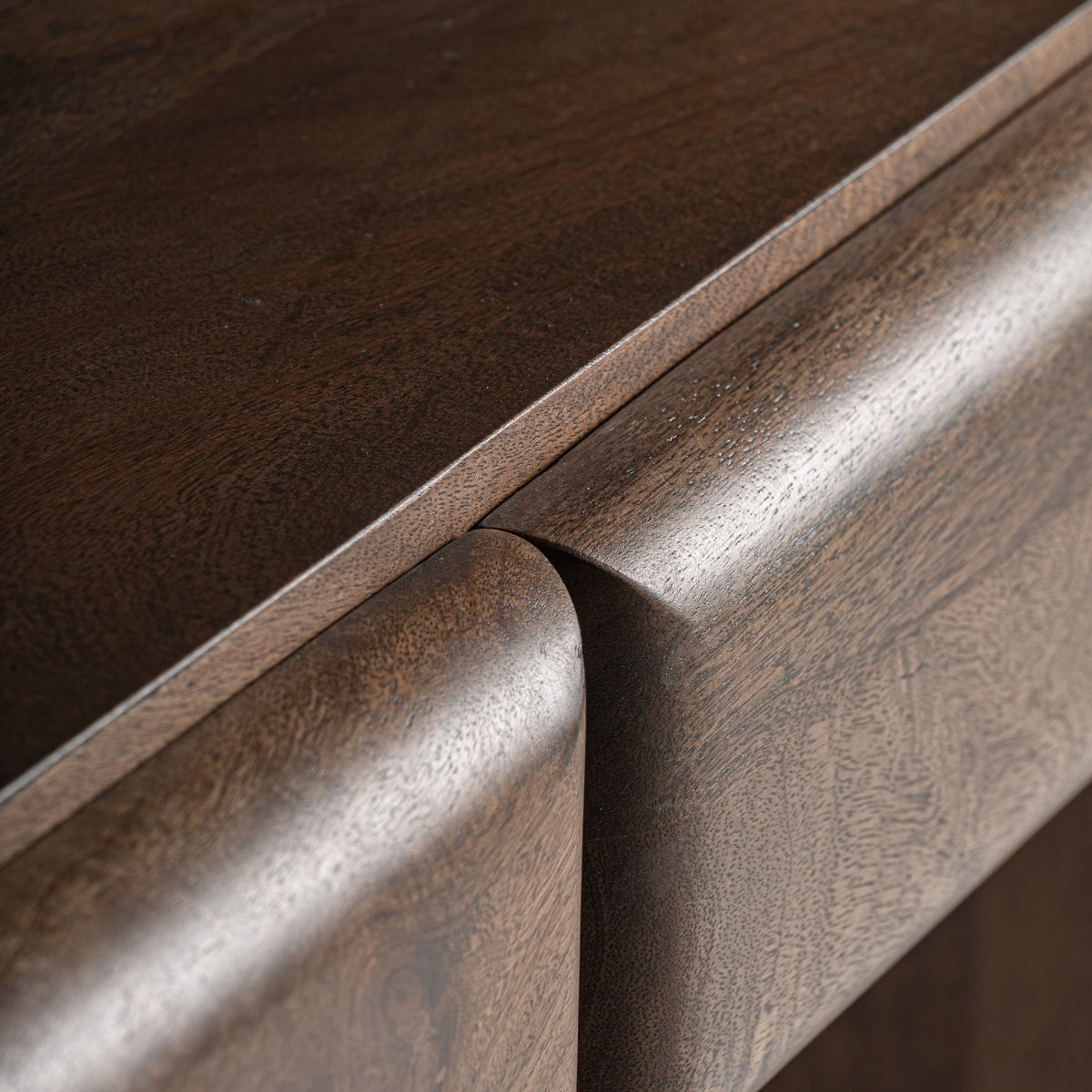 Primer plano de los cajones curvos con tiradores integrados en madera, escritorio elegante art déco