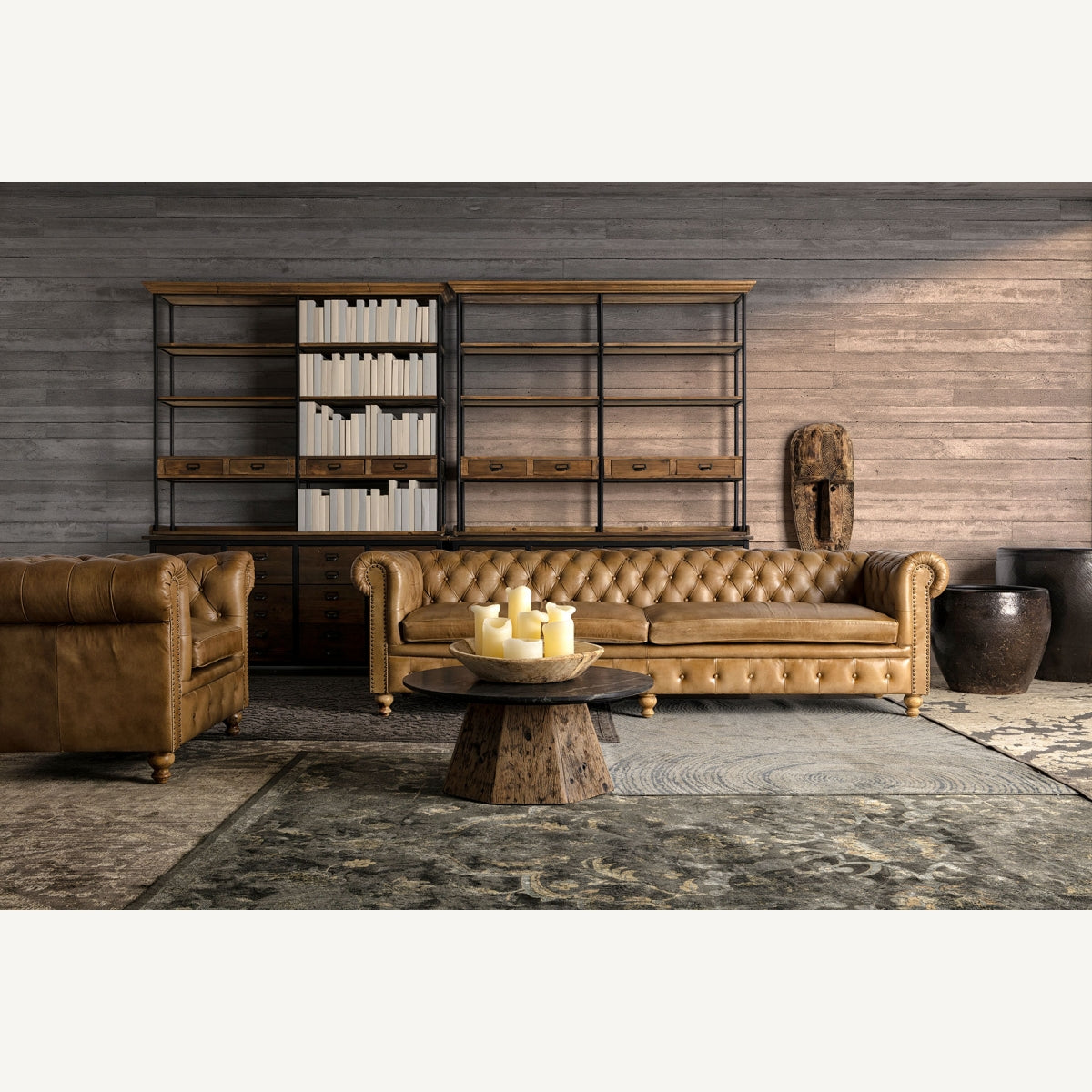Estantería Minot en salón con sofás de piel y decoración cálida, perfecta para espacios con carácter y estilo boutique