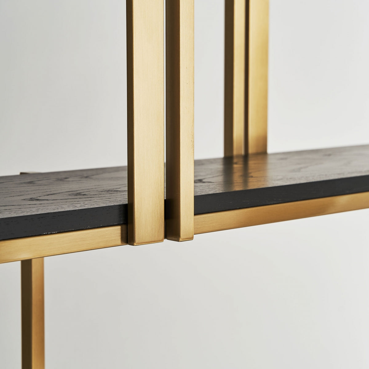 Acabado dorado elegante y sofisticado en estructura metálica de estantería VICAL