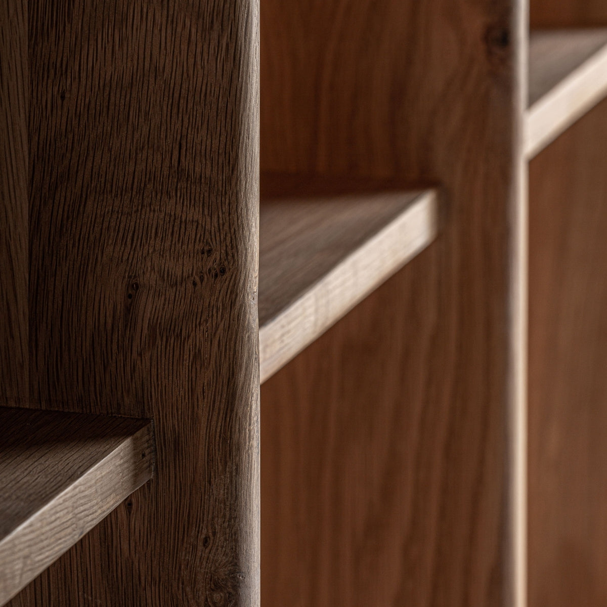 Textura de madera de roble natural con vetas visibles, elegancia orgánica en diseño minimalista de estantería