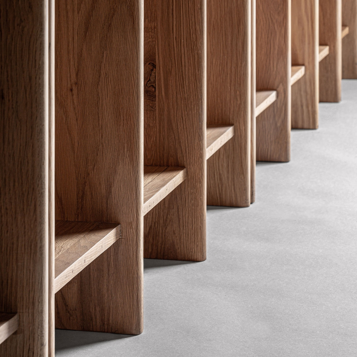 Base estructural de estantería en madera natural, ritmos verticales y pureza estética para espacios modernos