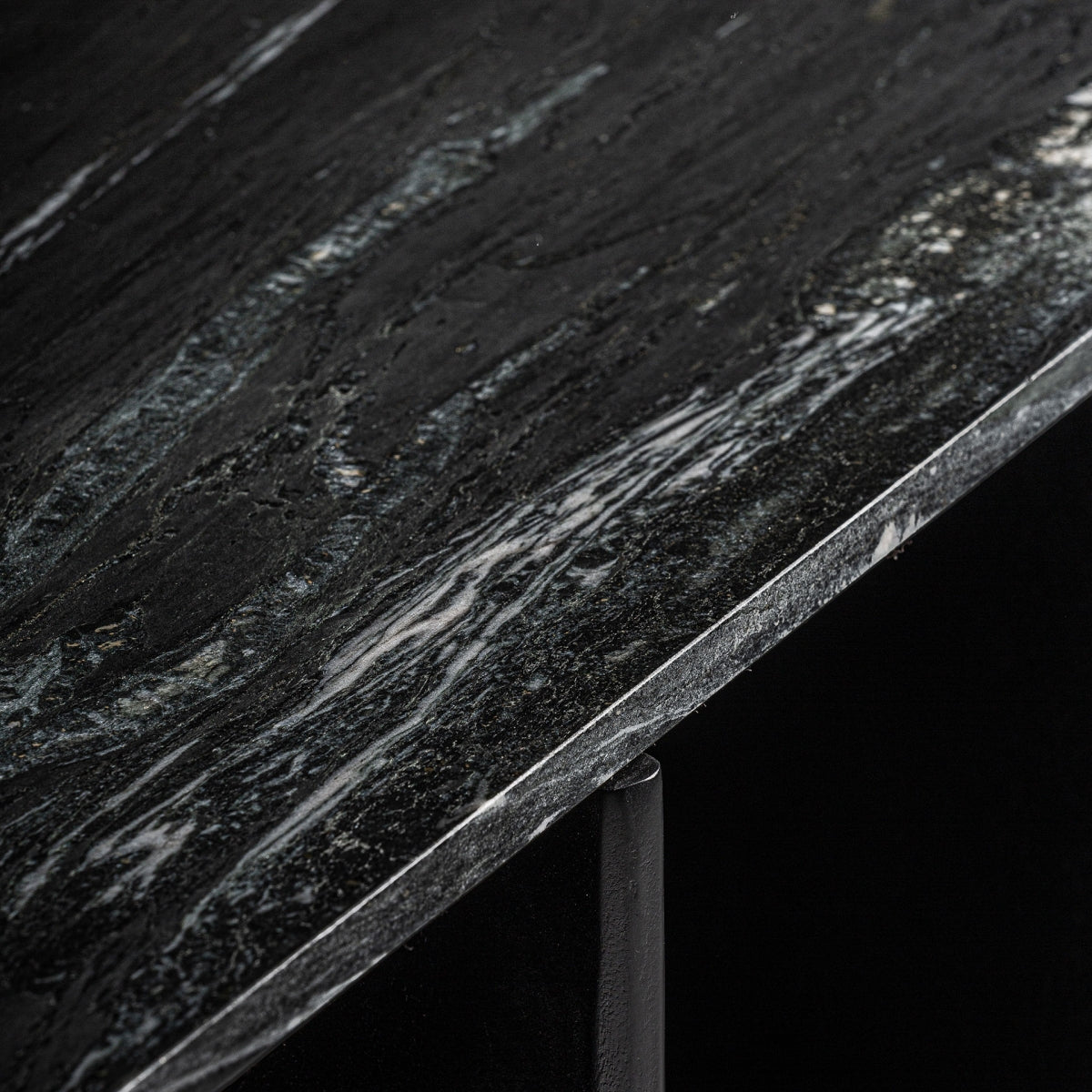 Detalle del sobre de madera oscura con vetas naturales de la estantería Nara – estilo boutique de interiorismo