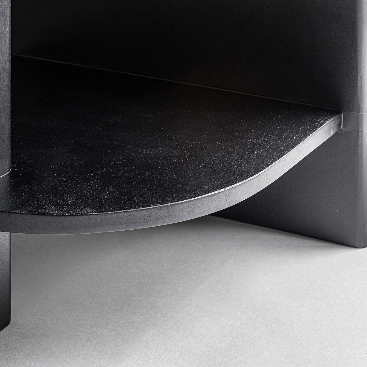 Detalle de balda curva en la estantería Nara, madera negra y diseño sofisticado – VICAL Home