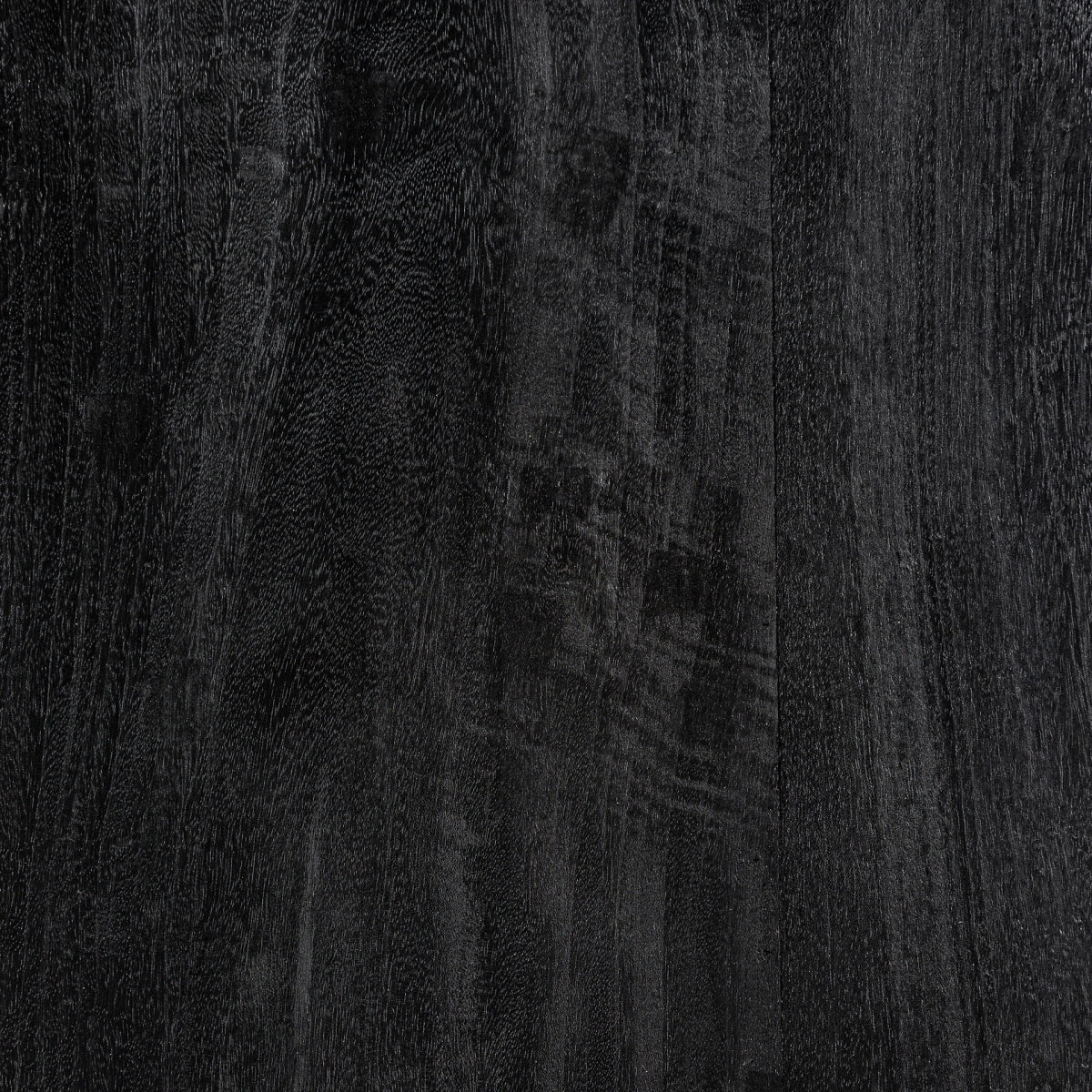 Primer plano de la textura de la madera de mango negra en la estantería Bayereut de Vical boutique interiorismo