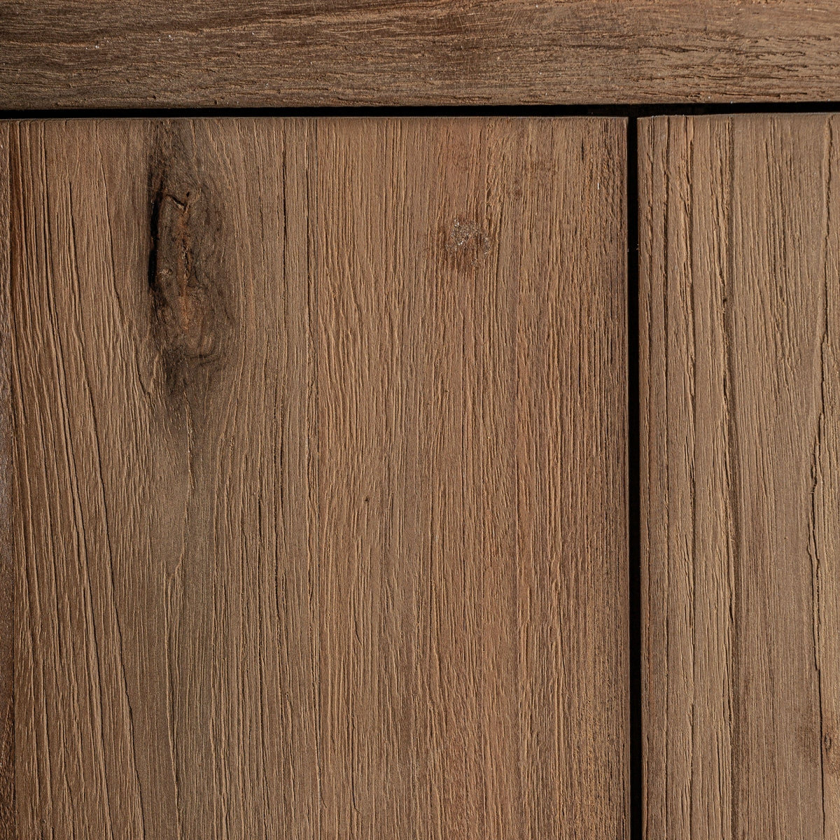 Primer plano de las puertas inferiores en madera envejecida de teka, ideal para ambientes acogedores.