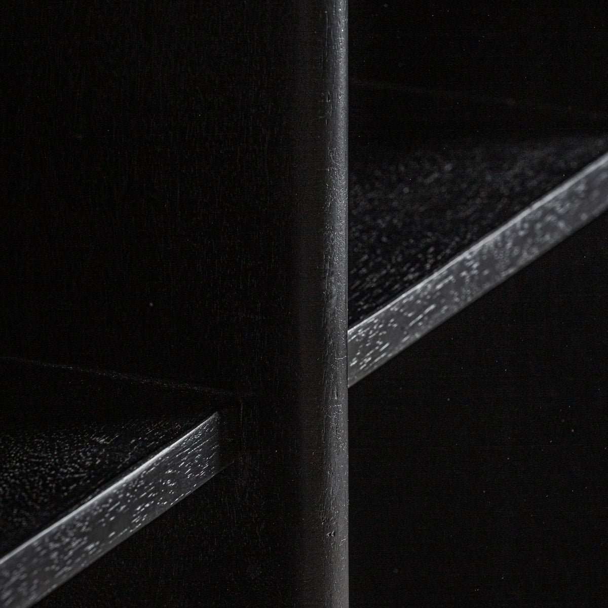 Detalle de textura en roble tintado negro, acabado artesanal de estantería Nara – estilo contemporáneo
