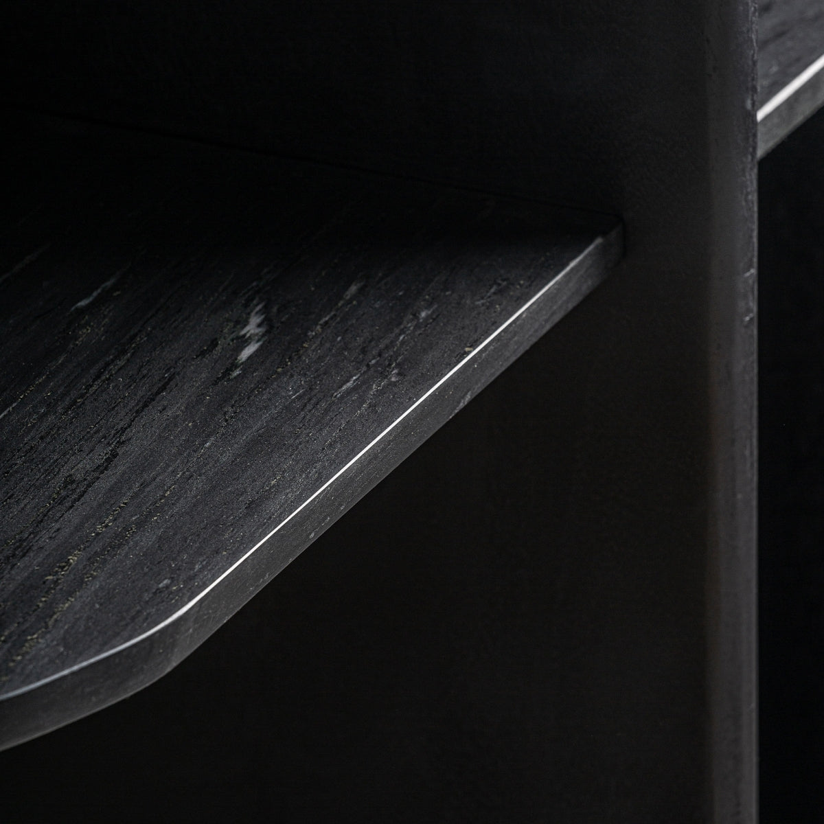 Superficie con vetas sutiles en madera oscura de la estantería Nara – elegancia y profundidad visual