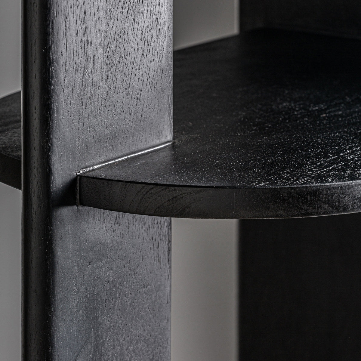Estante curvo en madera negra, acabado refinado y forma orgánica – diseño de Francesc Rifé para VICAL