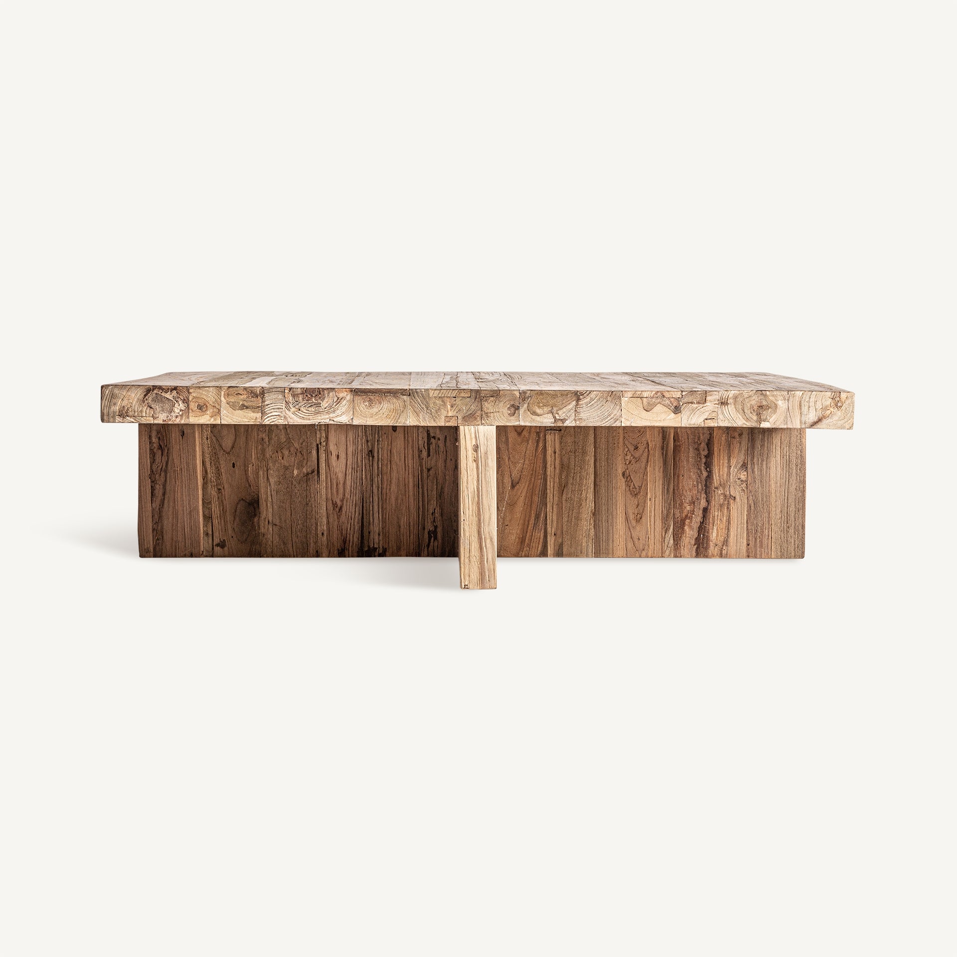 Detalle de la superficie de la mesa de centro Pure con textura orgánica y diseño equilibrado