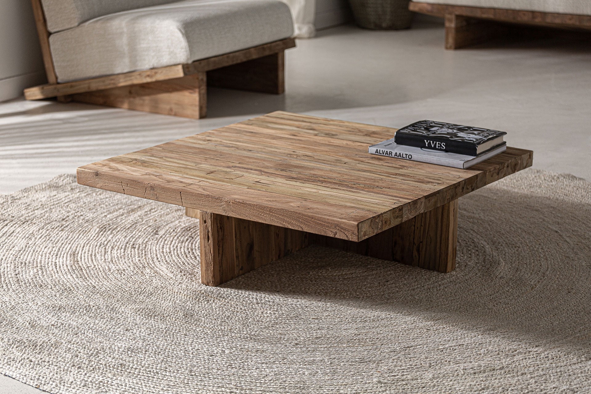 Perspectiva superior de la mesa Pure con líneas limpias y acabado natural en madera
