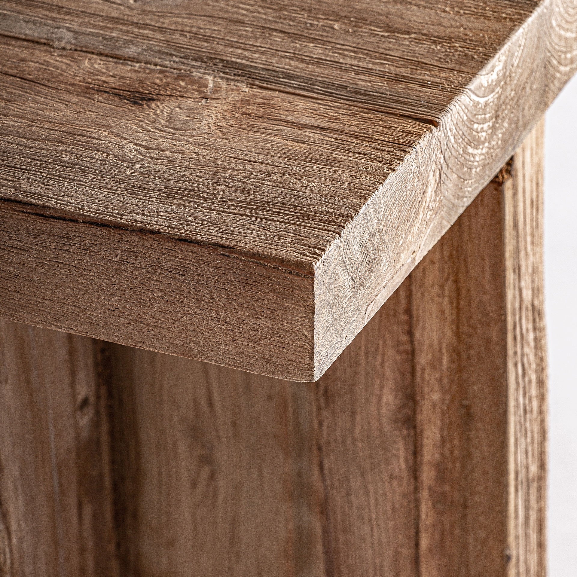 Vista lateral de mesa auxiliar PURE para exterior, madera natural y forma pura en espacios relajantes