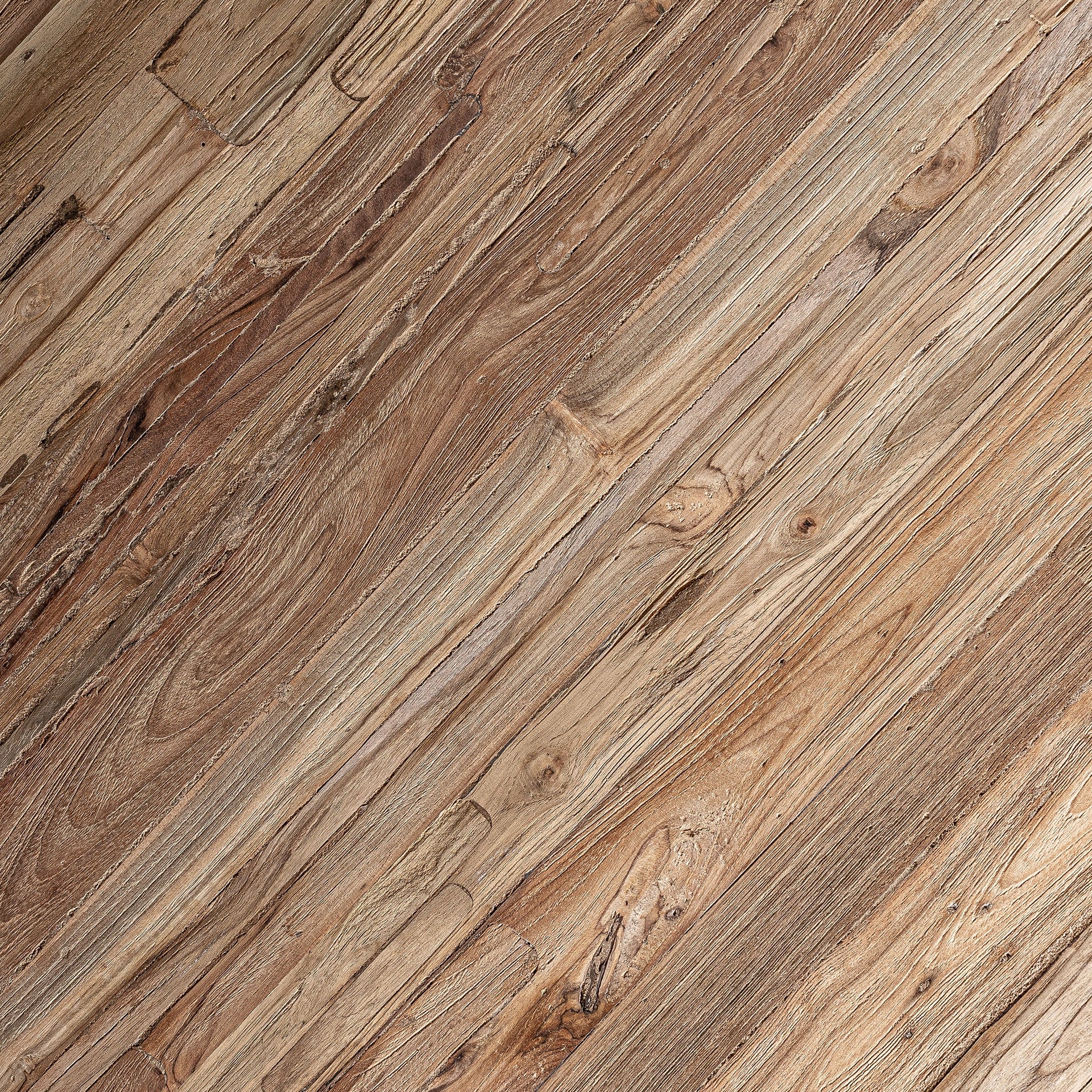 Detalle de textura de madera natural en la mesa auxiliar PURE, diseño sobrio y elegante