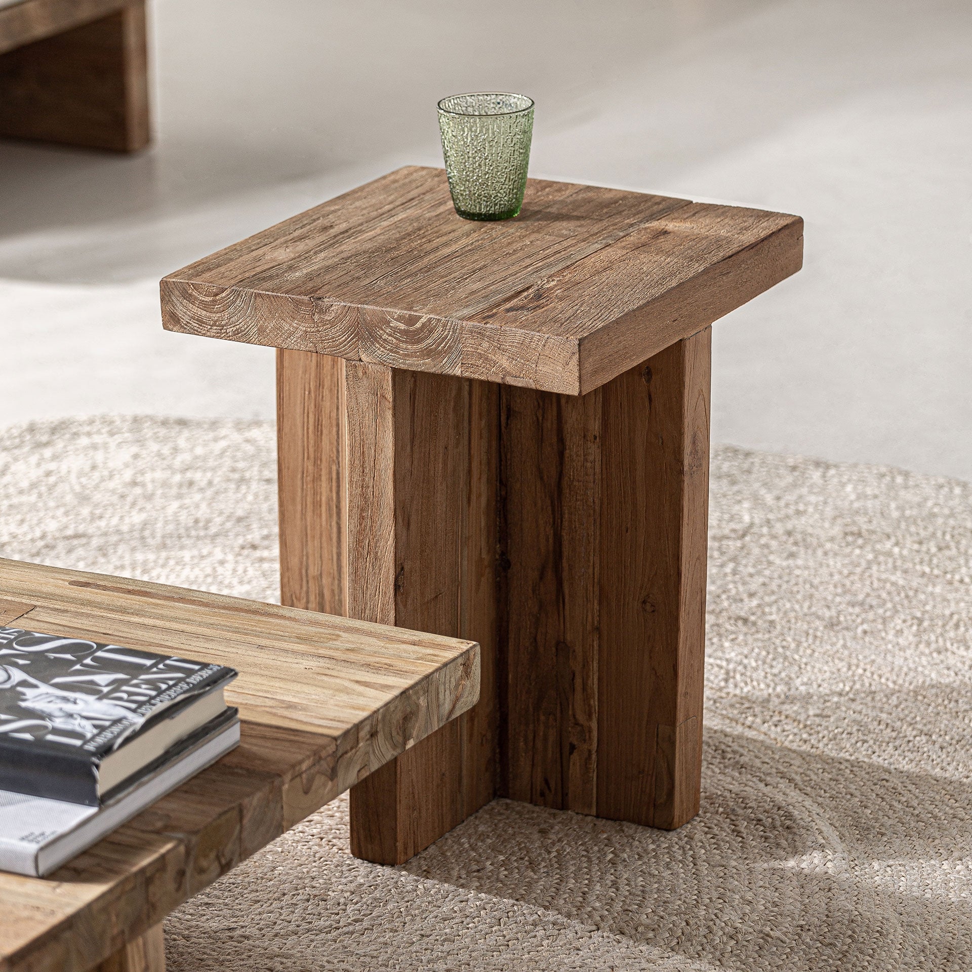 Vista superior de la mesa auxiliar PURE, superficie limpia y diseño minimalista en madera clara