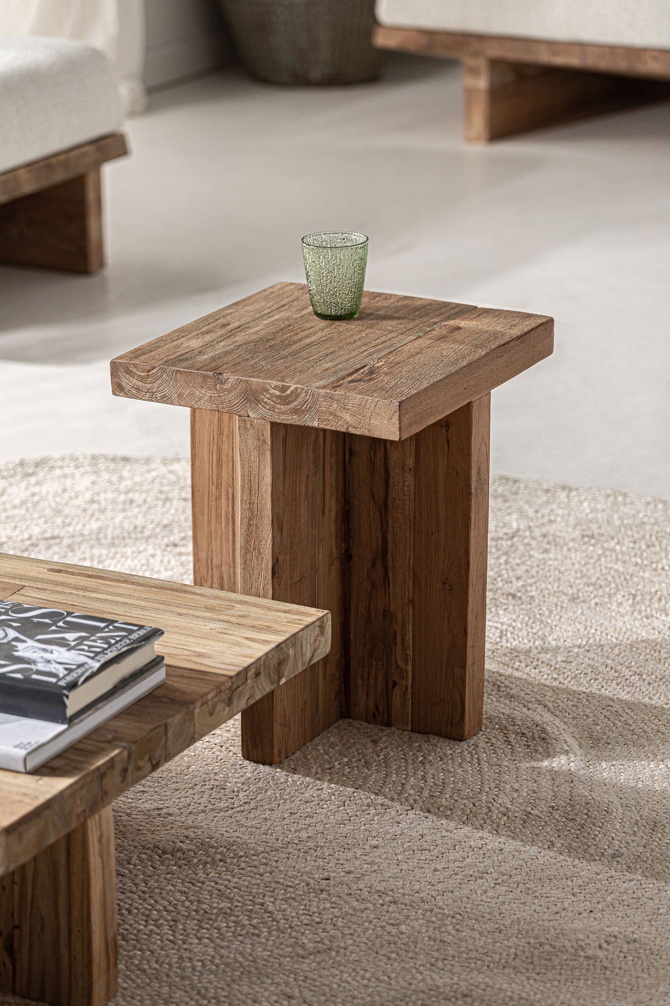 Conjunto exterior con mesa auxiliar PURE, armonía visual y diseño orgánico en madera