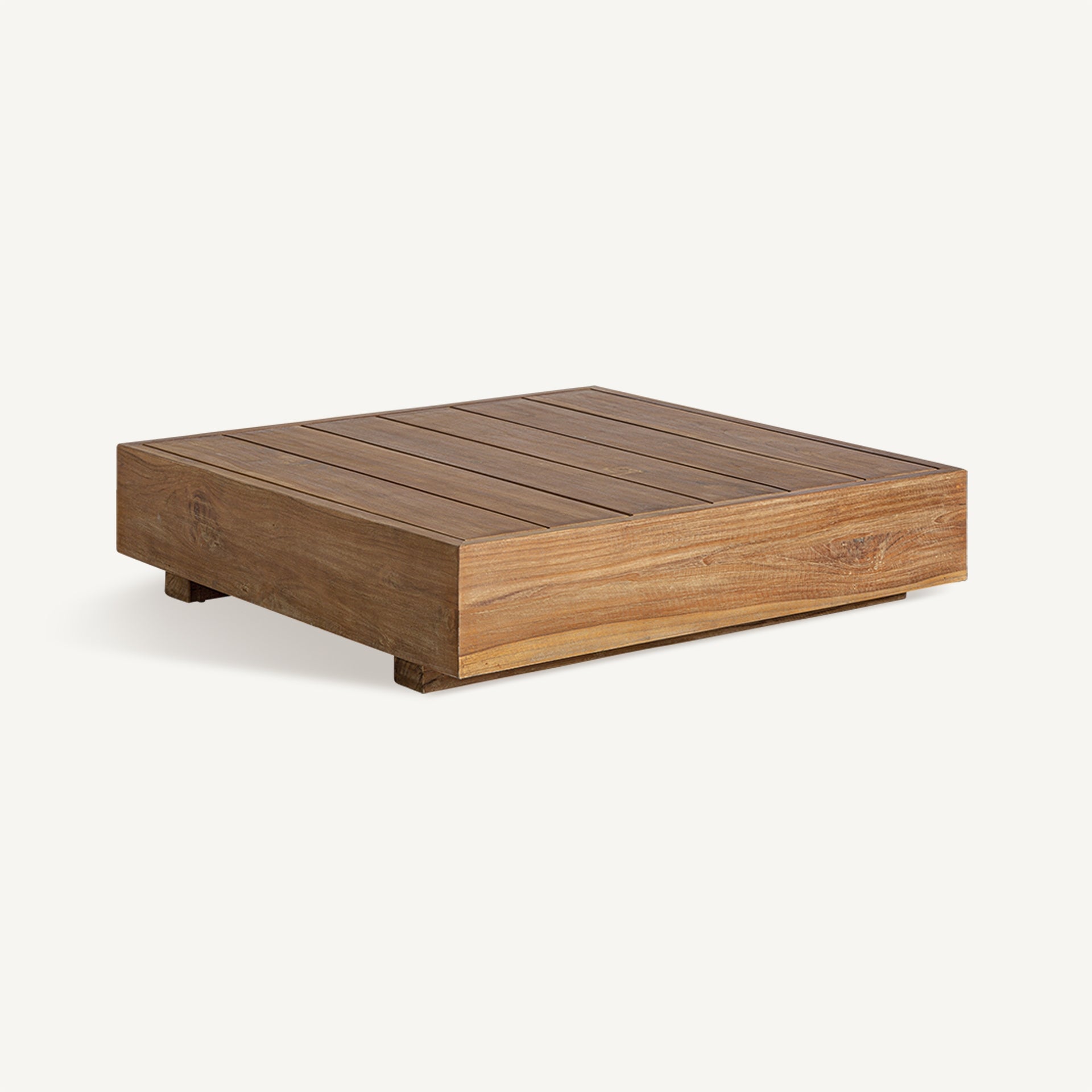 Mesa de centro Trena de exterior en teca reciclada vista en perspectiva, diseño bajo y minimalista
