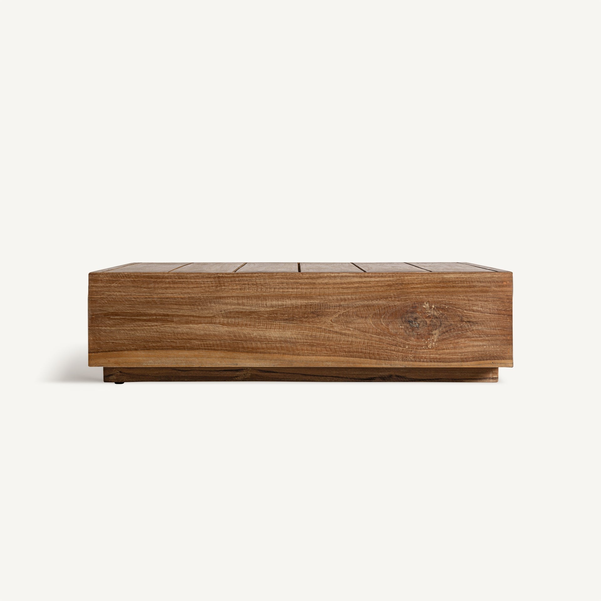 Vista frontal de la mesa Trena con acabado natural, ideal para ambientes mediterráneos o wabi sabi