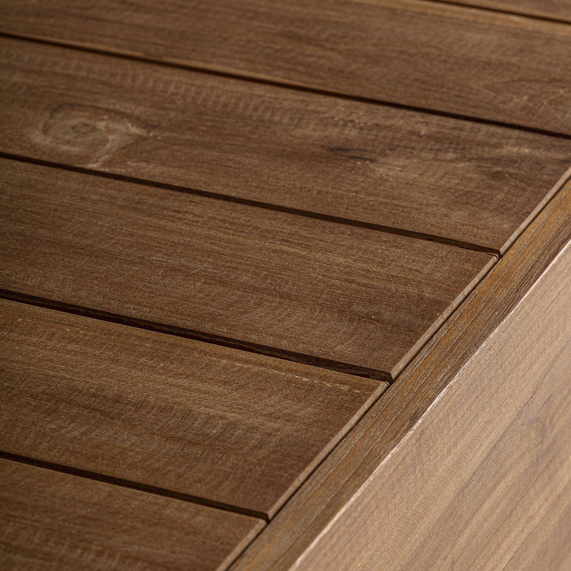 Primer plano del sobre de lamas de madera de la mesa de centro, diseño robusto para exterior cubierto