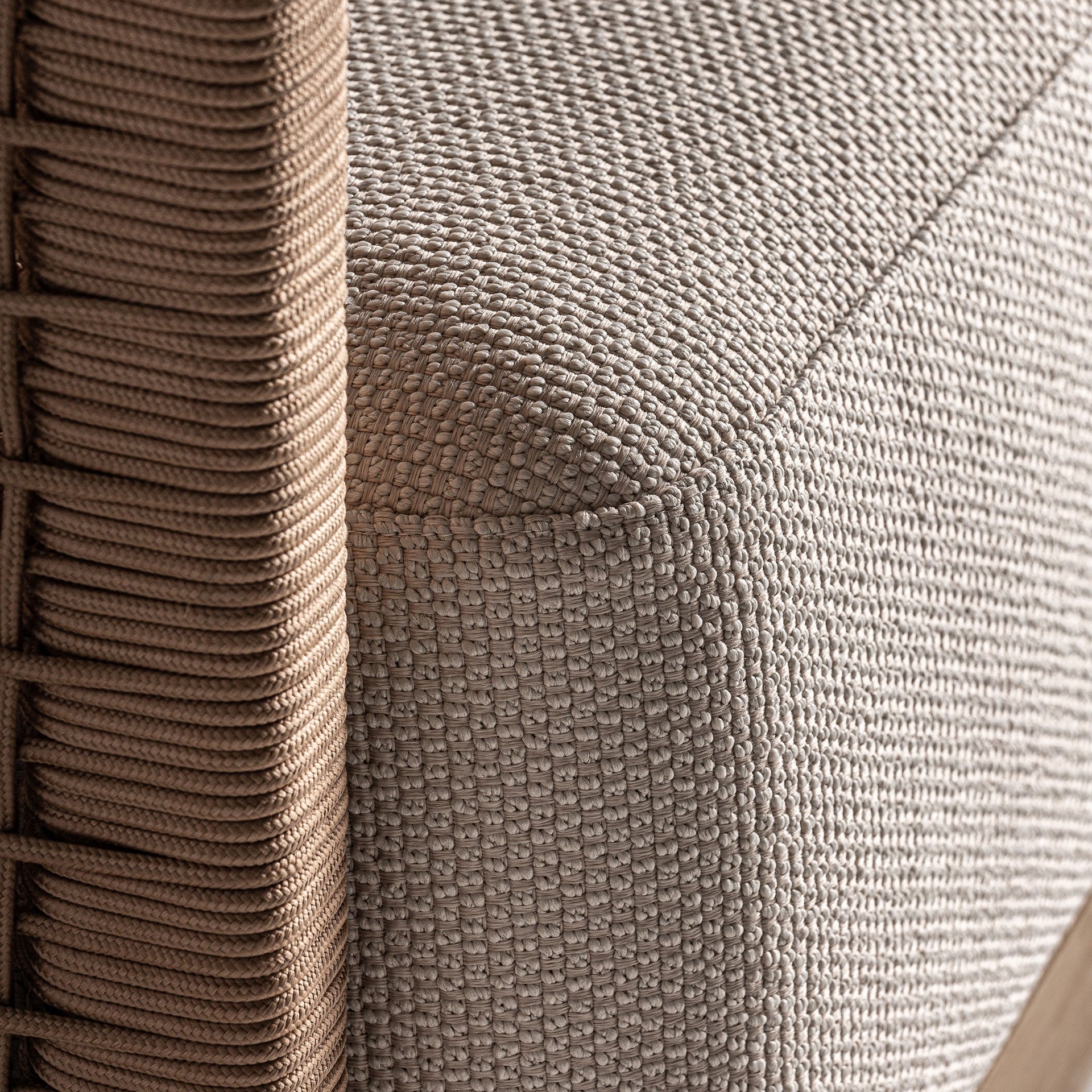 Estructura inferior del sofá Trena, patas resistentes y detalles constructivos de alta calidad en madera natural - boutique_interiorismo - VICAL