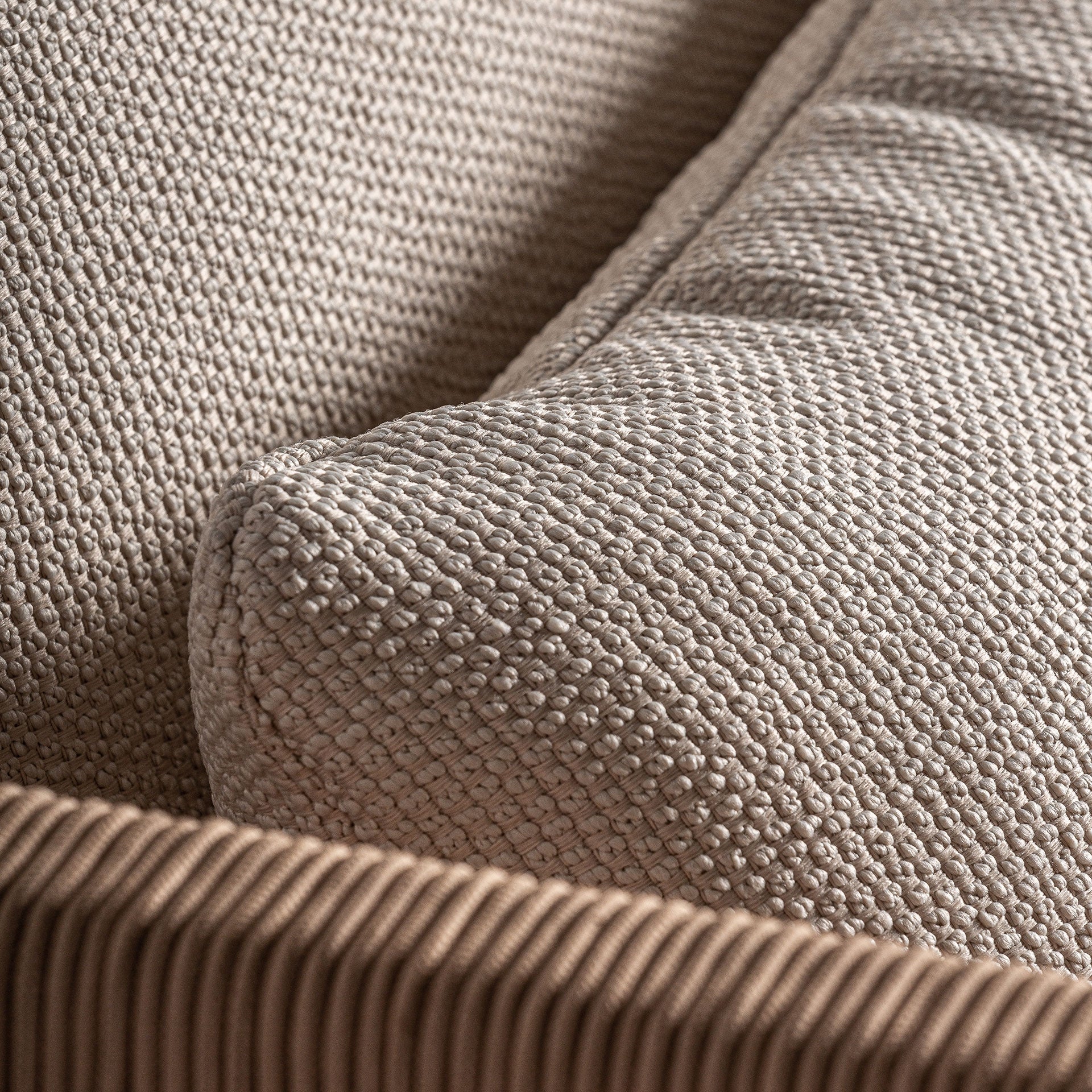 Sofá Trena desde ángulo diagonal, destacando la profundidad del asiento y la elegancia de sus materiales ecológicos - boutique_interiorismo - VICAL