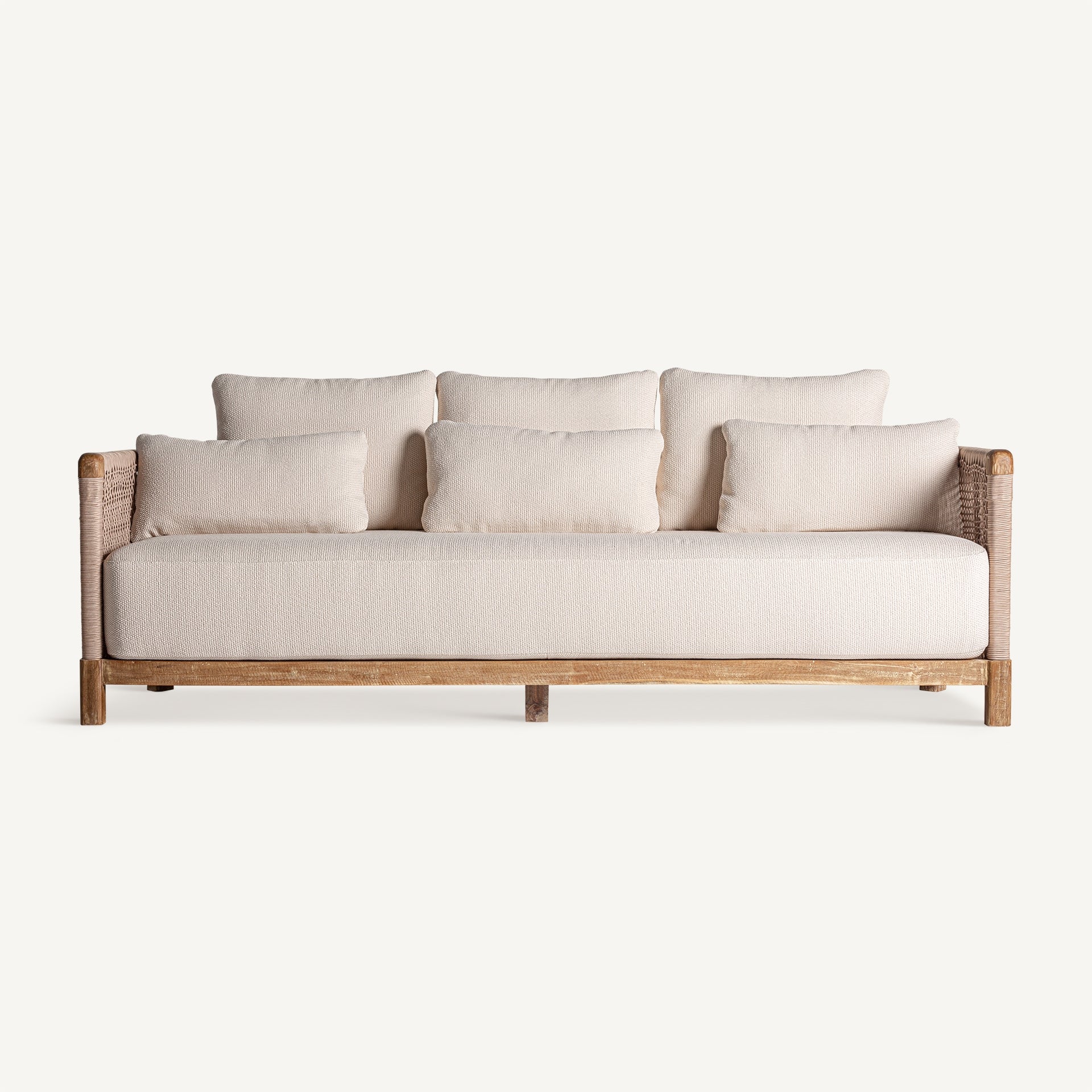 Vista frontal del sofá Trena con cojines blancos y base de madera natural, ideal para terraza boho
