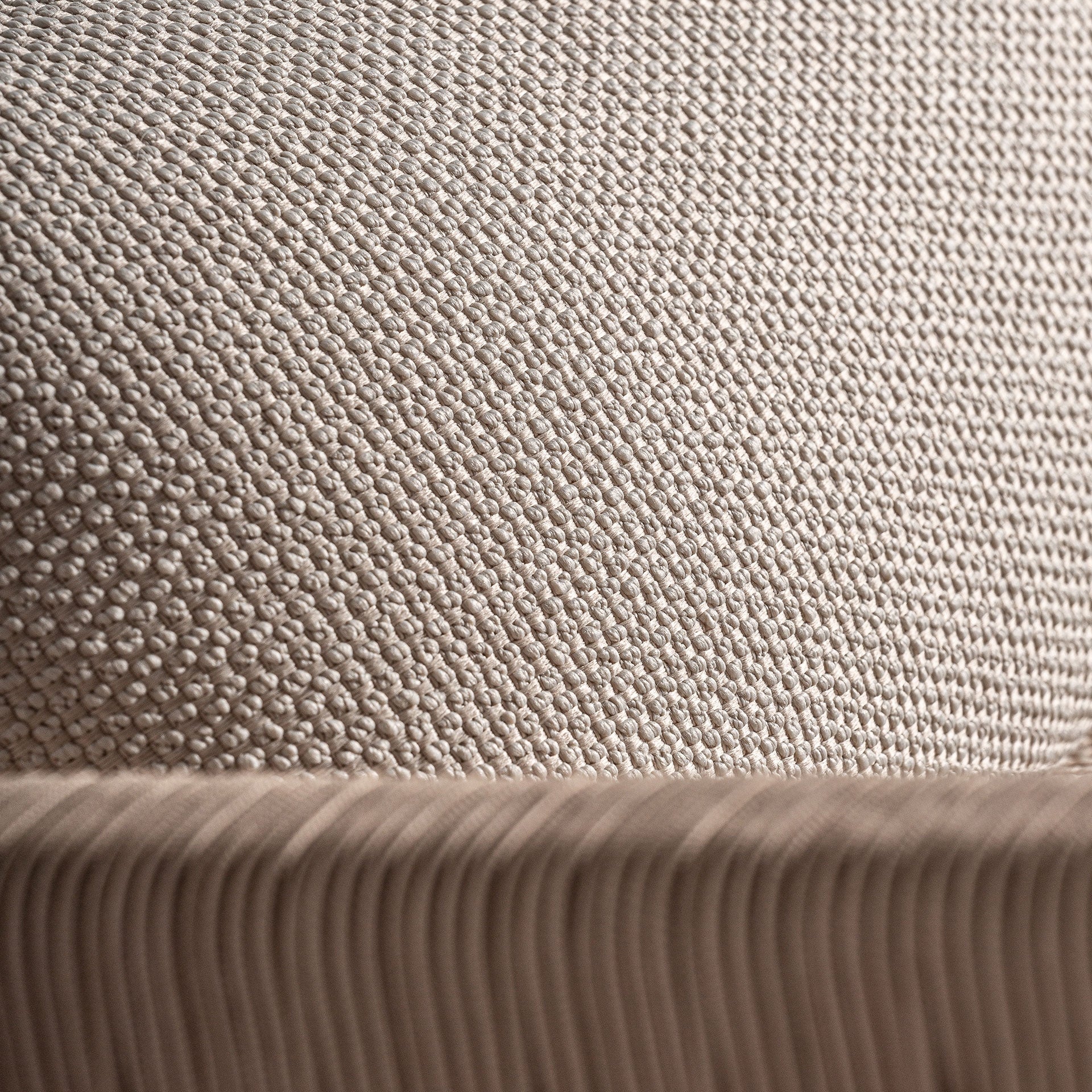 Detalle del tejido beige del tapizado exterior del sofá Trena, textura cálida y natural