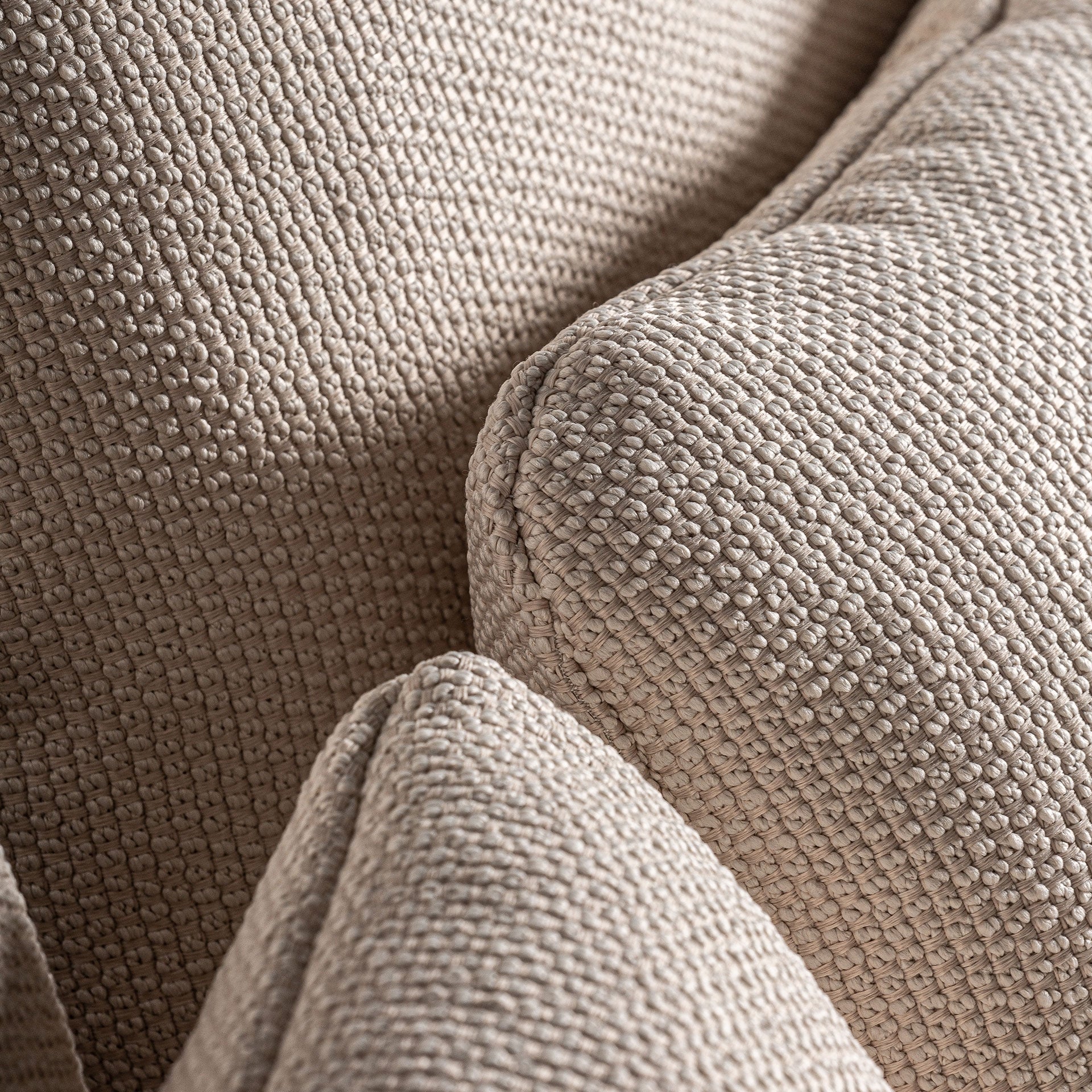 Cojines blancos del sofá con textura gruesa, confort visual y ligereza decorativa