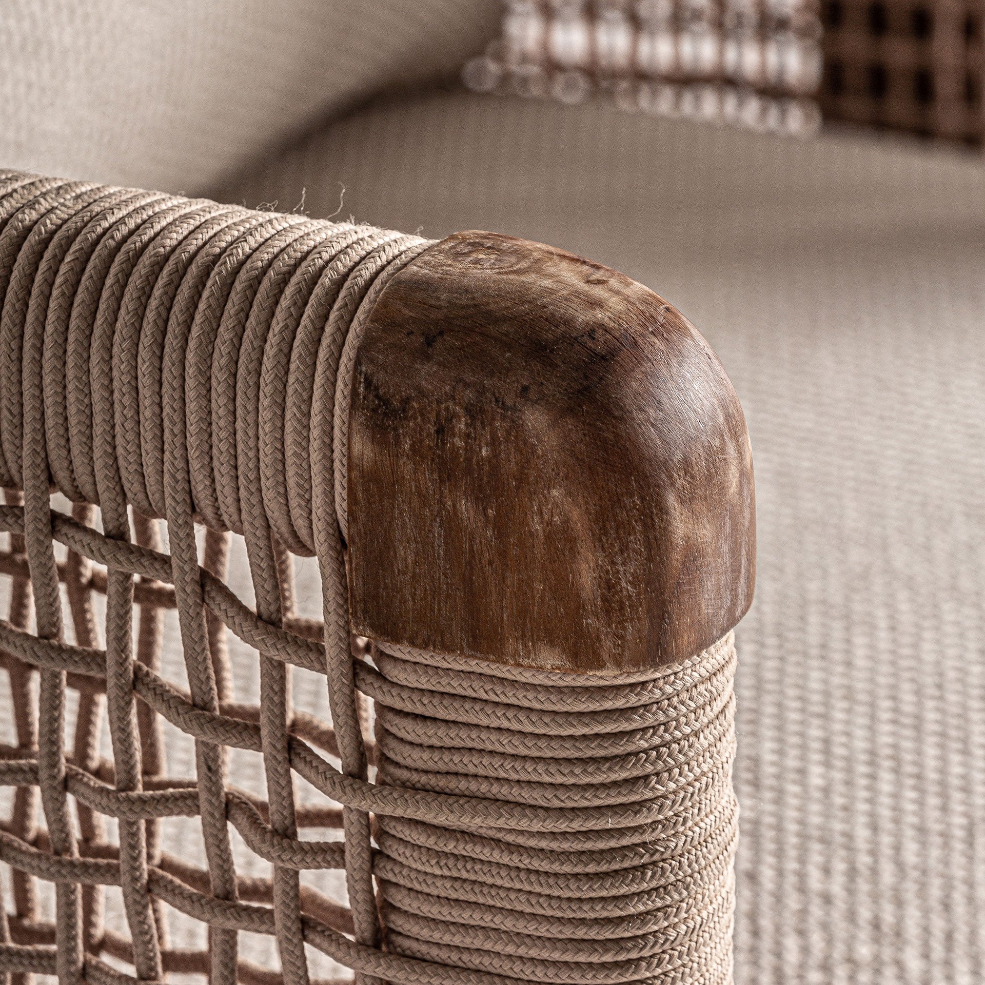 Detalle del remate en madera curvada y cuerda del sofá Trena, acabado refinado y orgánico