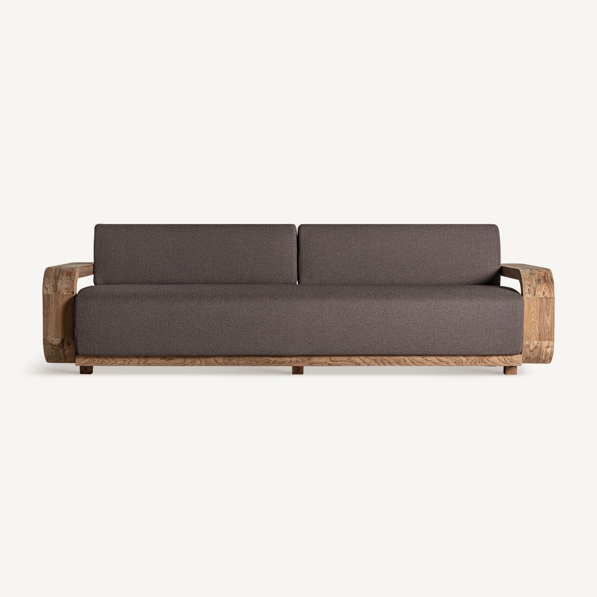 Vista frontal del sofá Corba con estructura curva de madera de teka y cojines en polipropileno jaspeado.