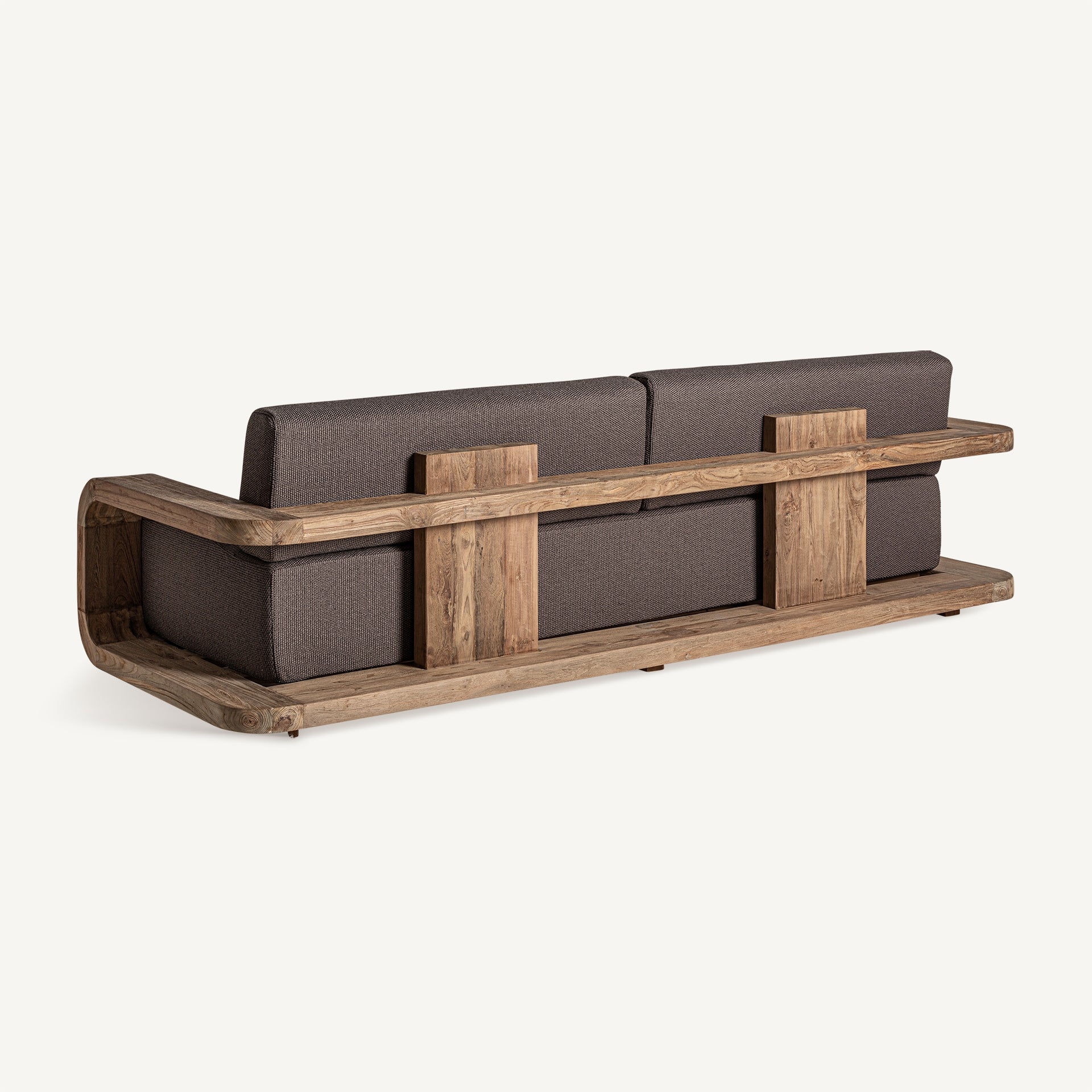 Sofá estilo colonial con formas redondeadas, ideal para exteriores sofisticados y acogedores.