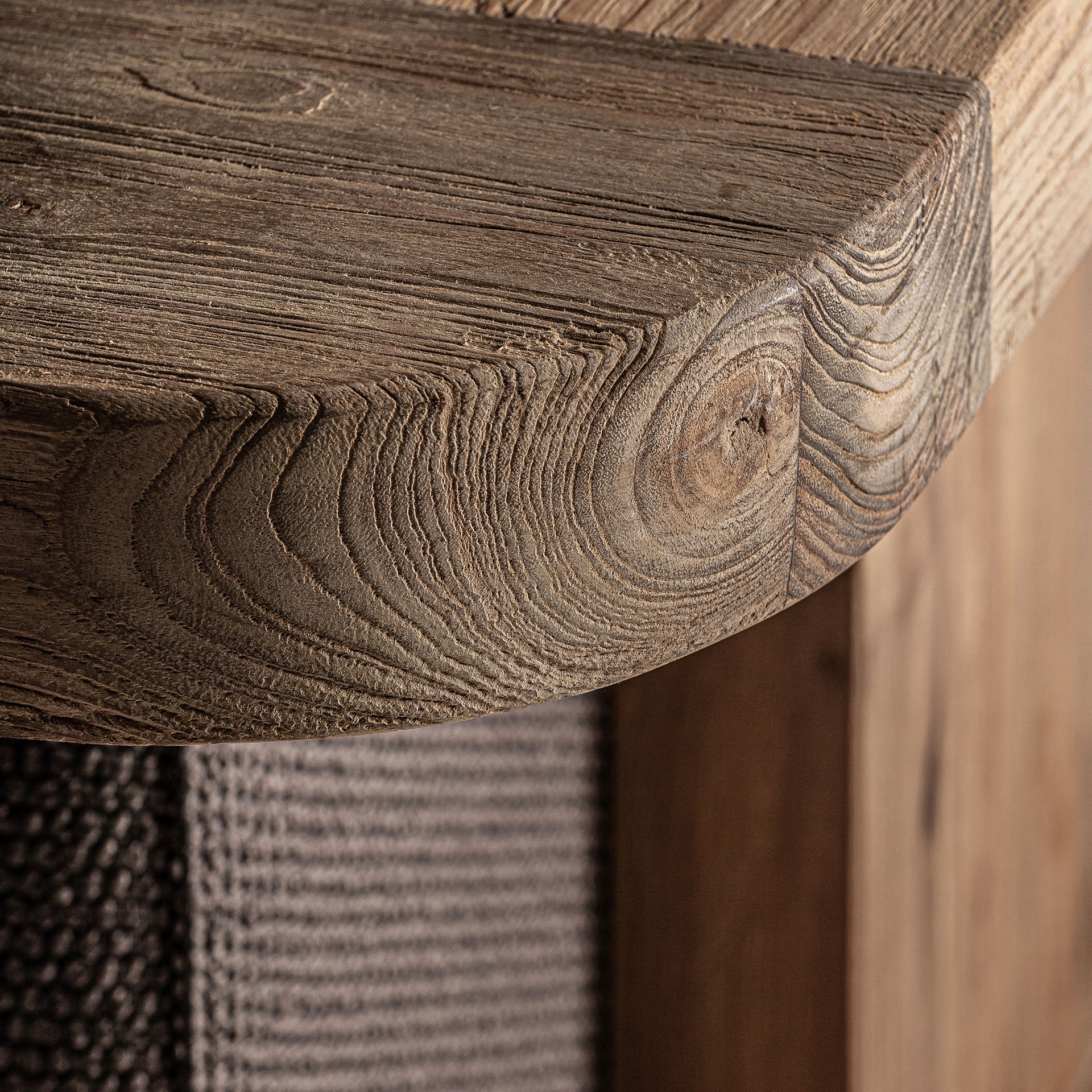 Estructura curvada del sofá Corba en madera natural, diseño envolvente y base firme para jardín o porche.