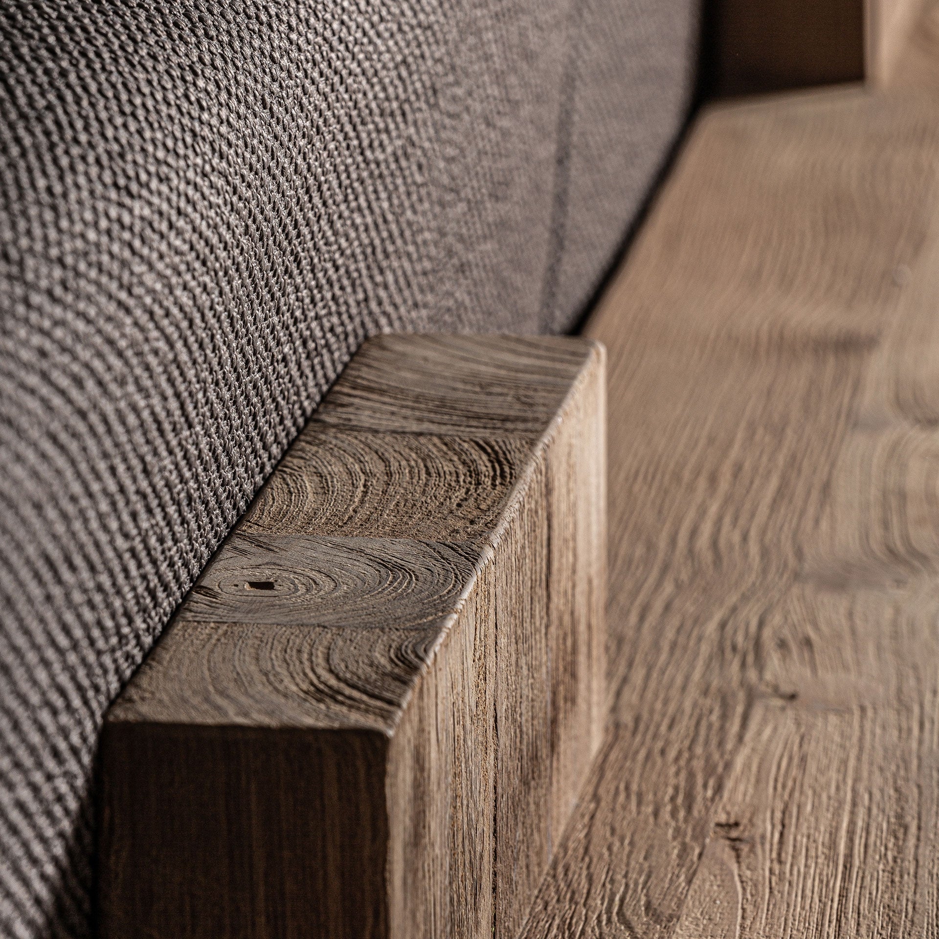 Ambiente exterior con sofá Corba, un diseño que combina confort, estética y materiales nobles.