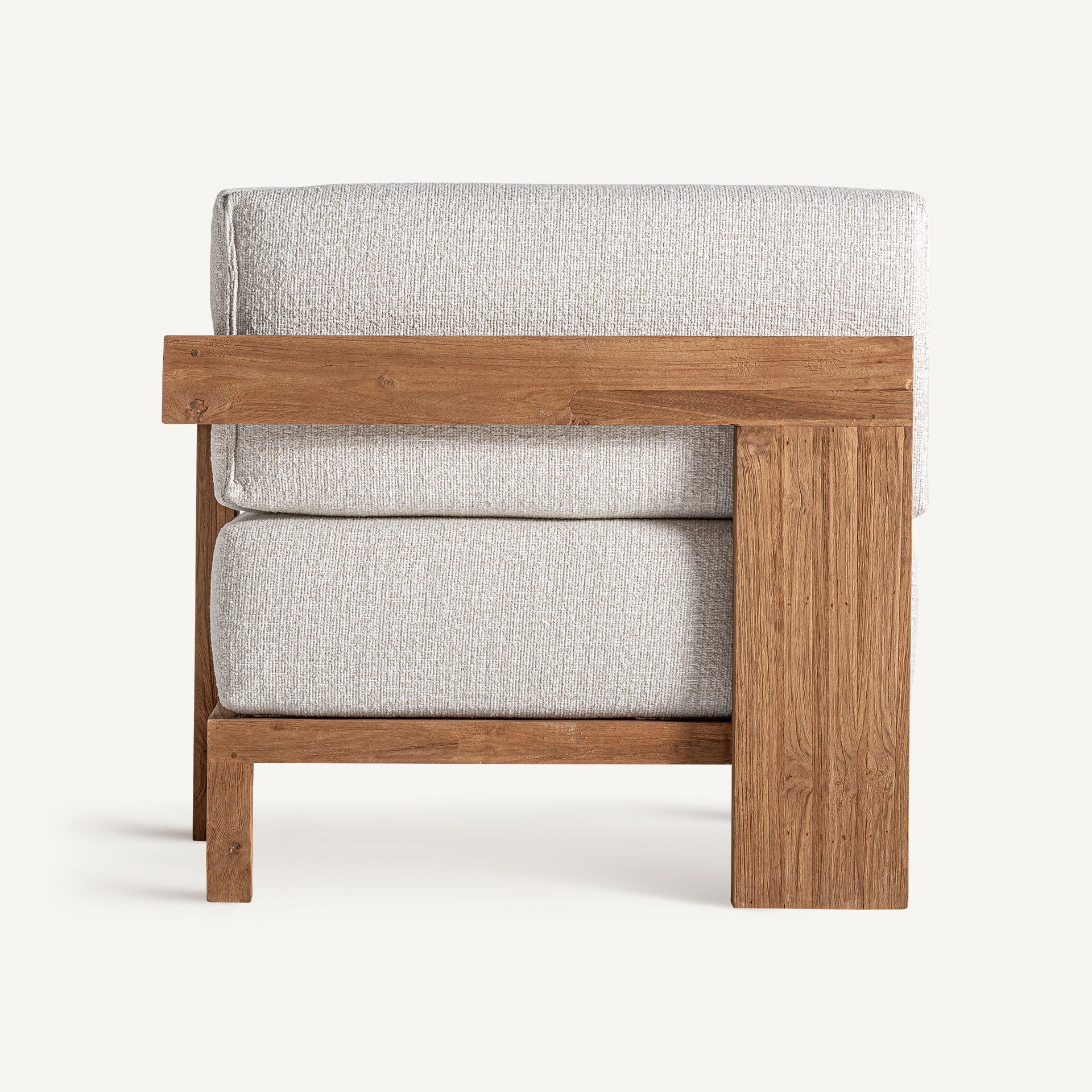 Detalle de la estructura lateral del sofá en madera de teca reciclada, estilo cálido