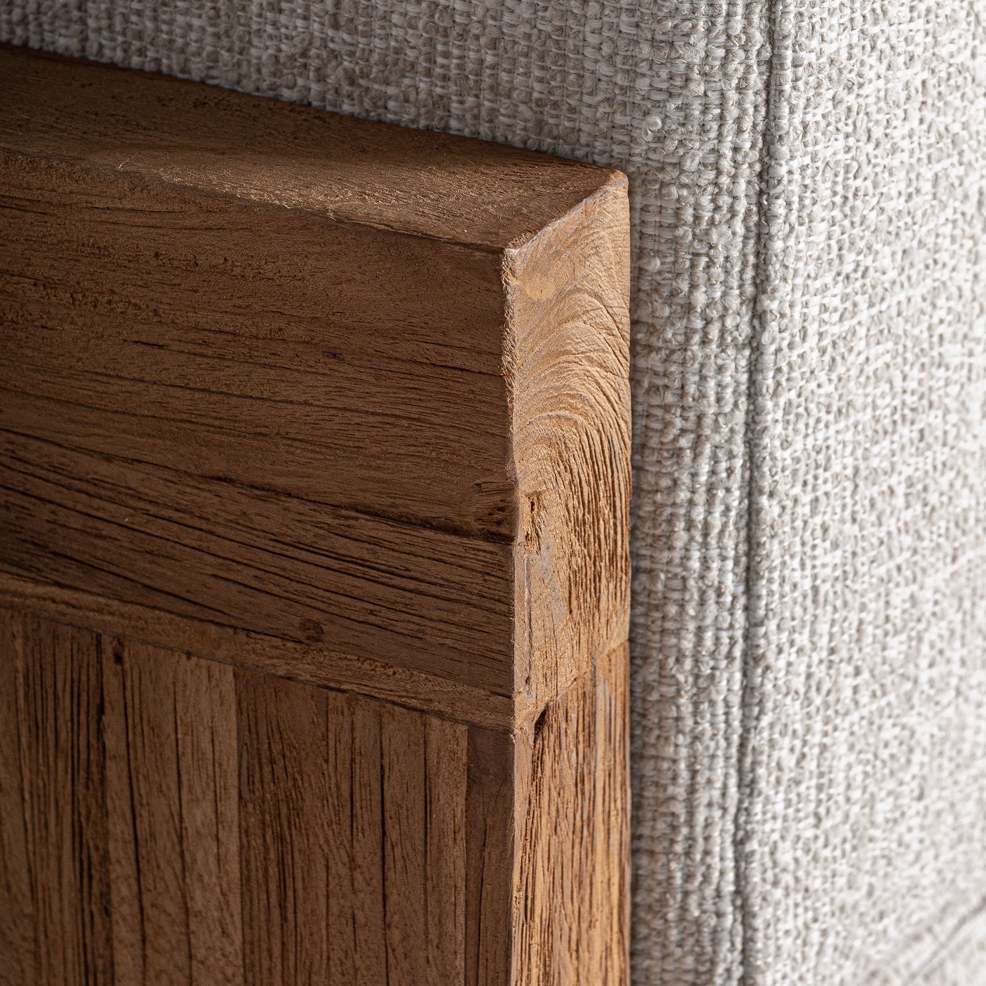 Textura natural de la madera de teca reciclada del módulo Testa, acabado artesanal