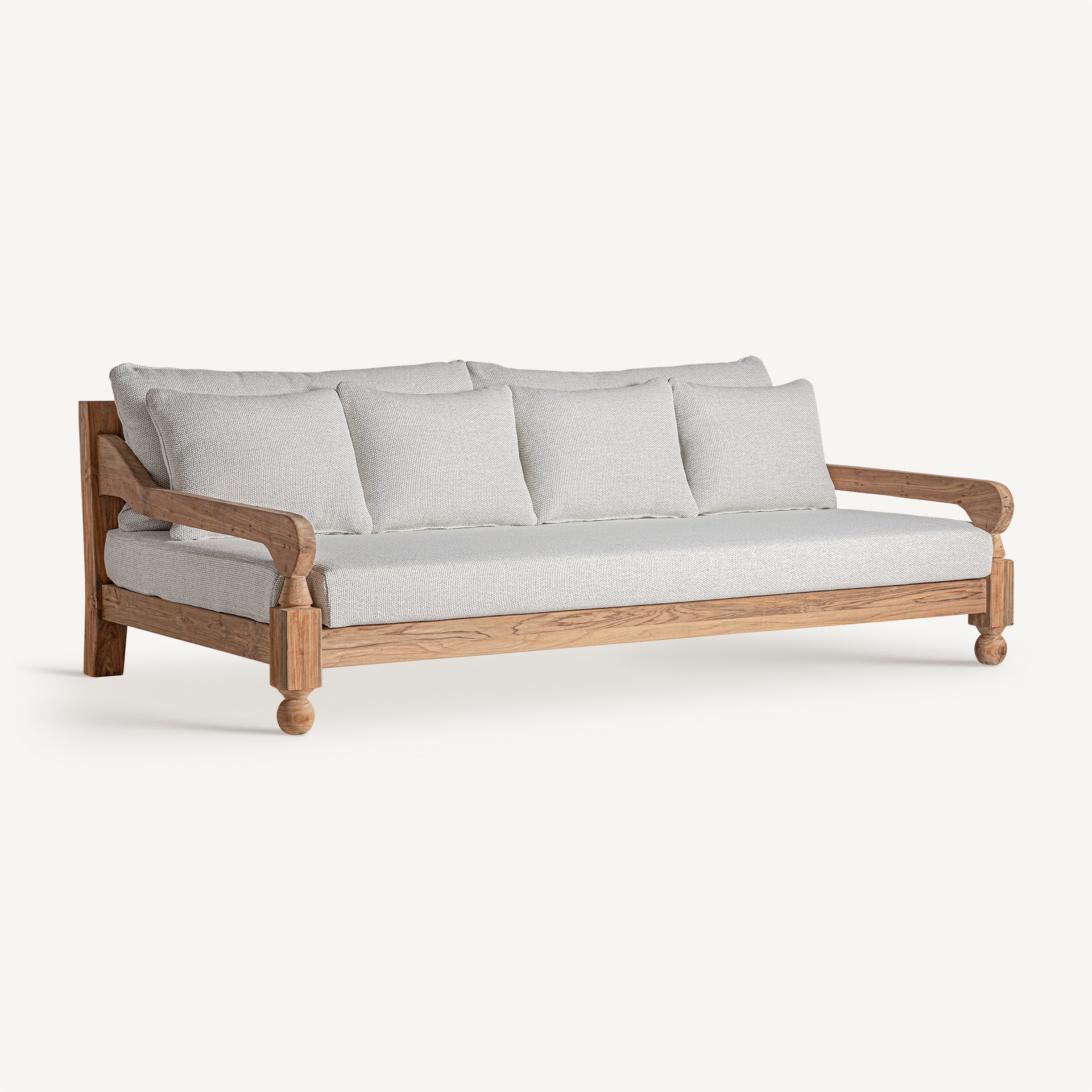 Sofá modular colonial de teka reciclada con cojines blancos, vista frontal - boutique interiorismo VICAL