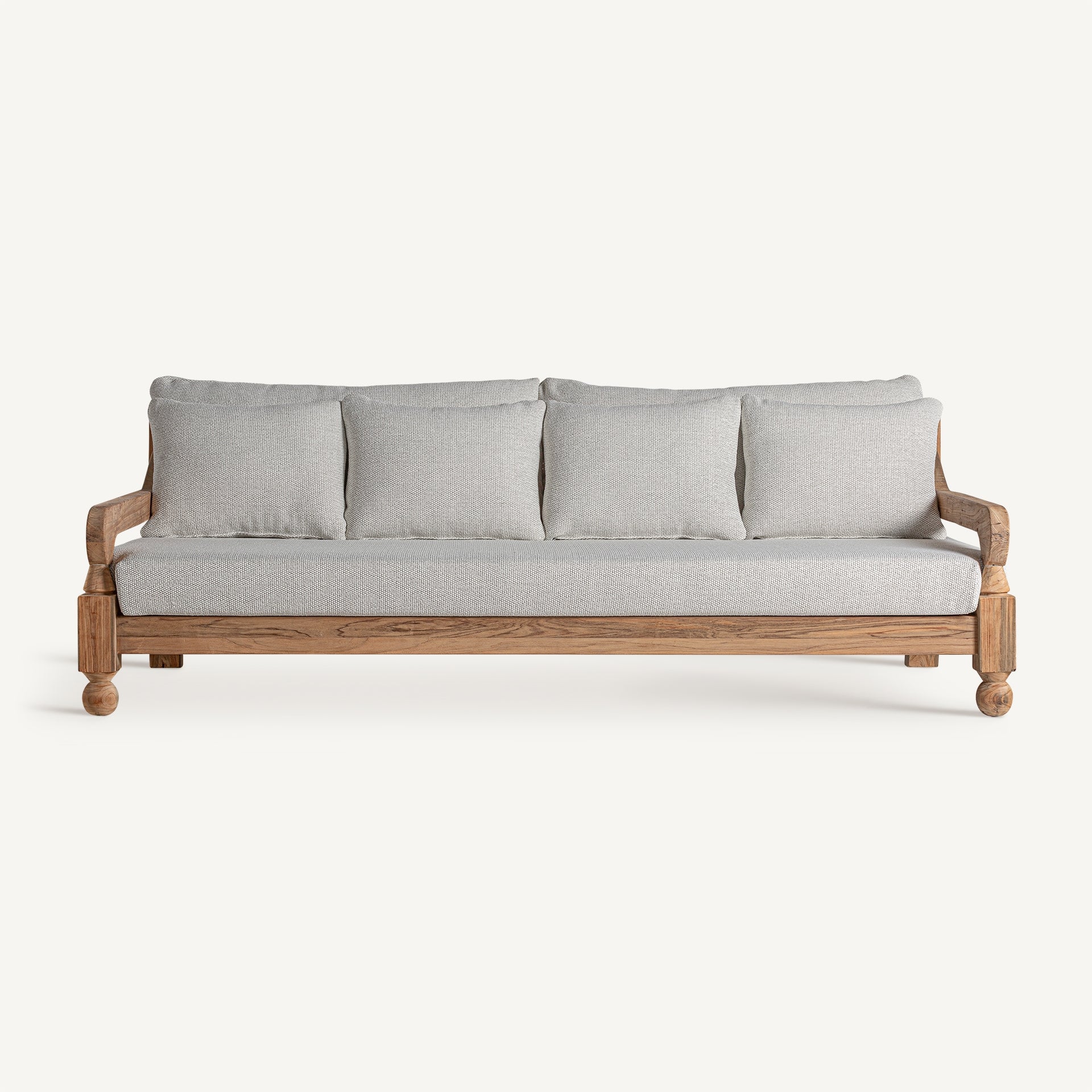 Sofá de exterior con estructura en madera reciclada y tapizado blanco, estilo natural - boutique interiorismo VICAL