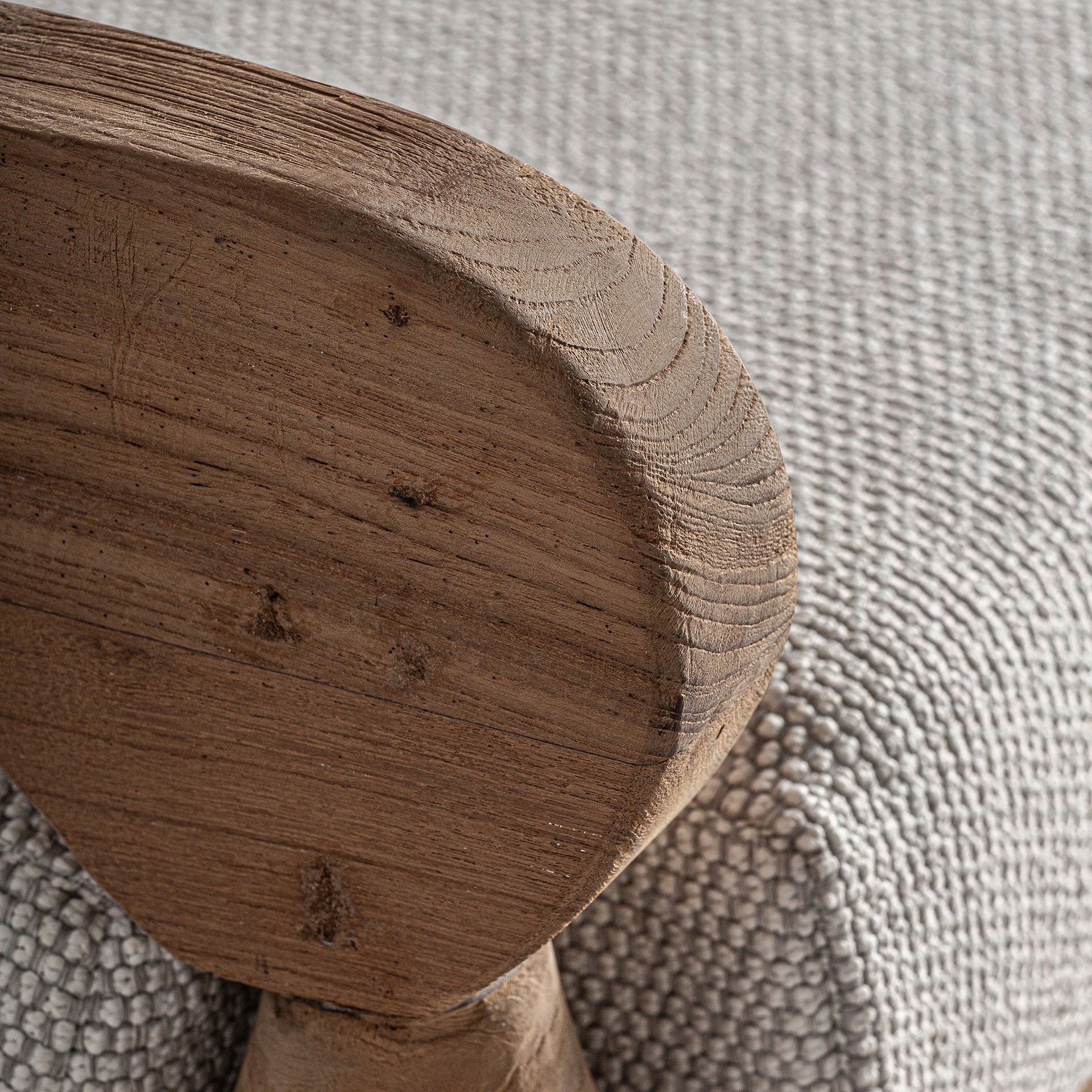 Detalle del brazo en madera curvada estilo colonial del sofá Jodphur - boutique interiorismo VICAL