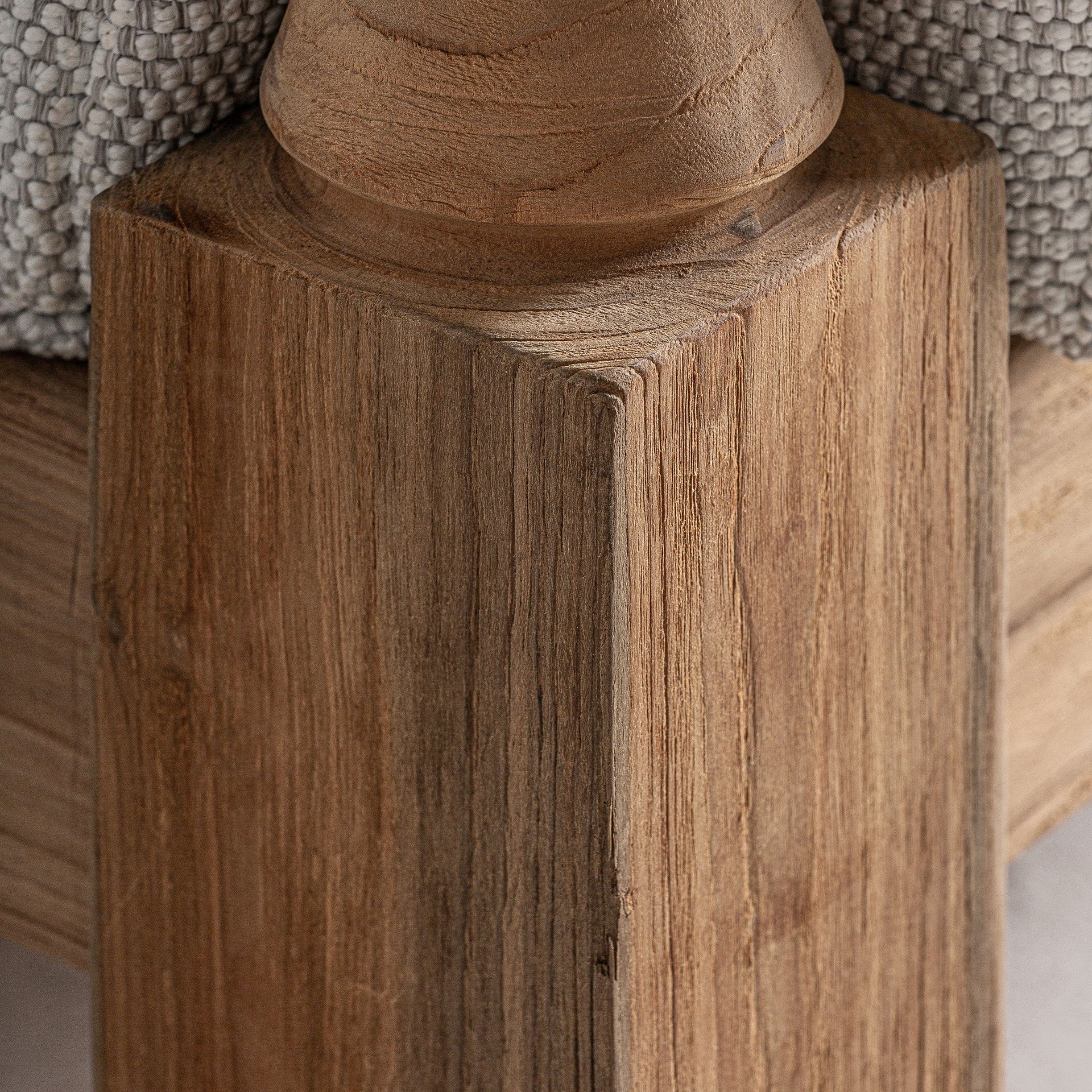 Detalle de la pata torneada en madera natural del sofá Jodphur - boutique interiorismo VICAL