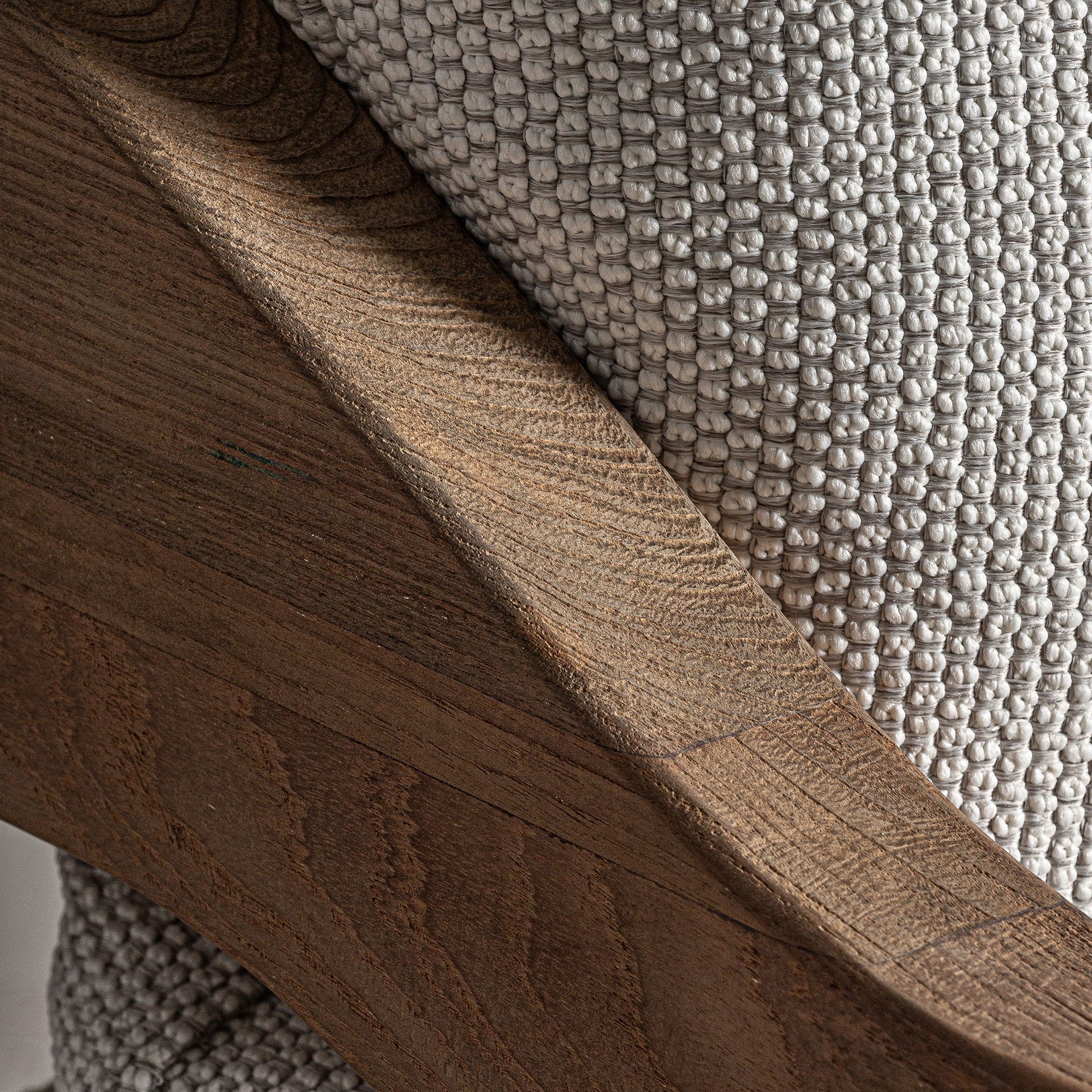 Encuadre de la unión estructural en madera reciclada del sofá colonial Jodphur - boutique interiorismo VICAL