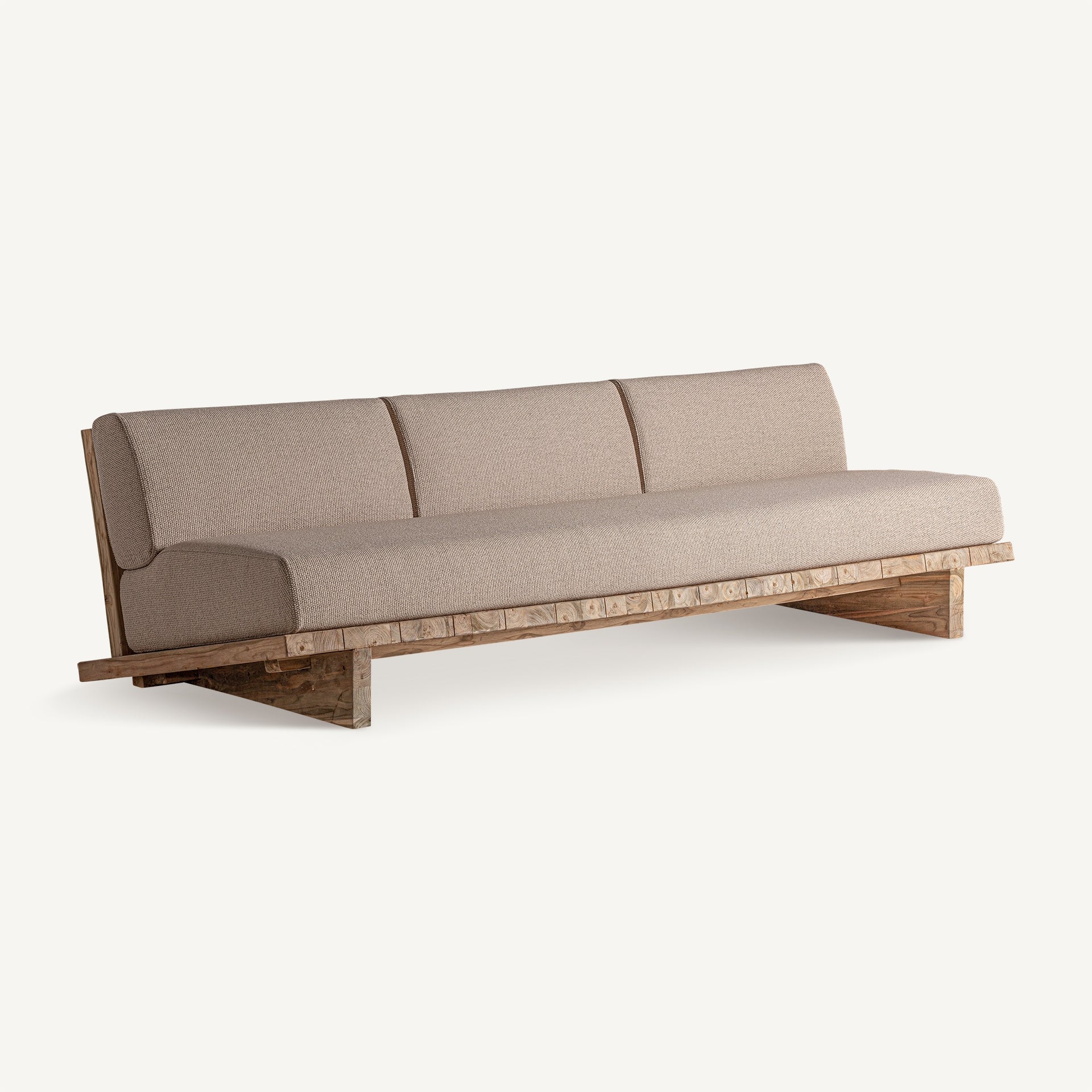 Vista en escorzo del sofá Pure para exterior, con estructura en madera maciza y diseño contemporáneo