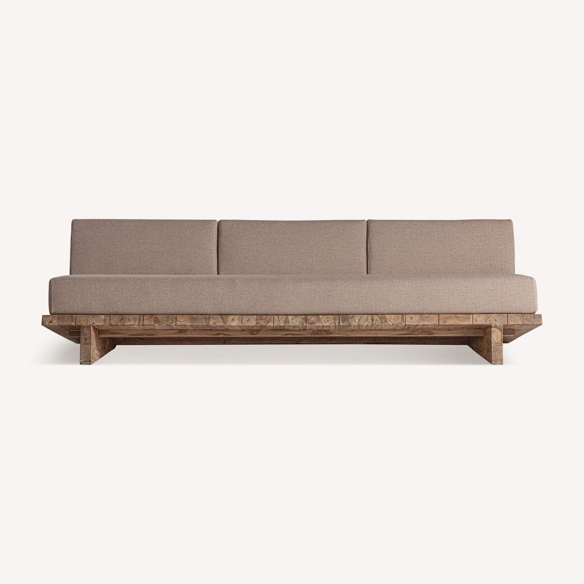 Vista frontal del sofá Pure en madera natural con cojines tapizados, estilo minimalista orgánico