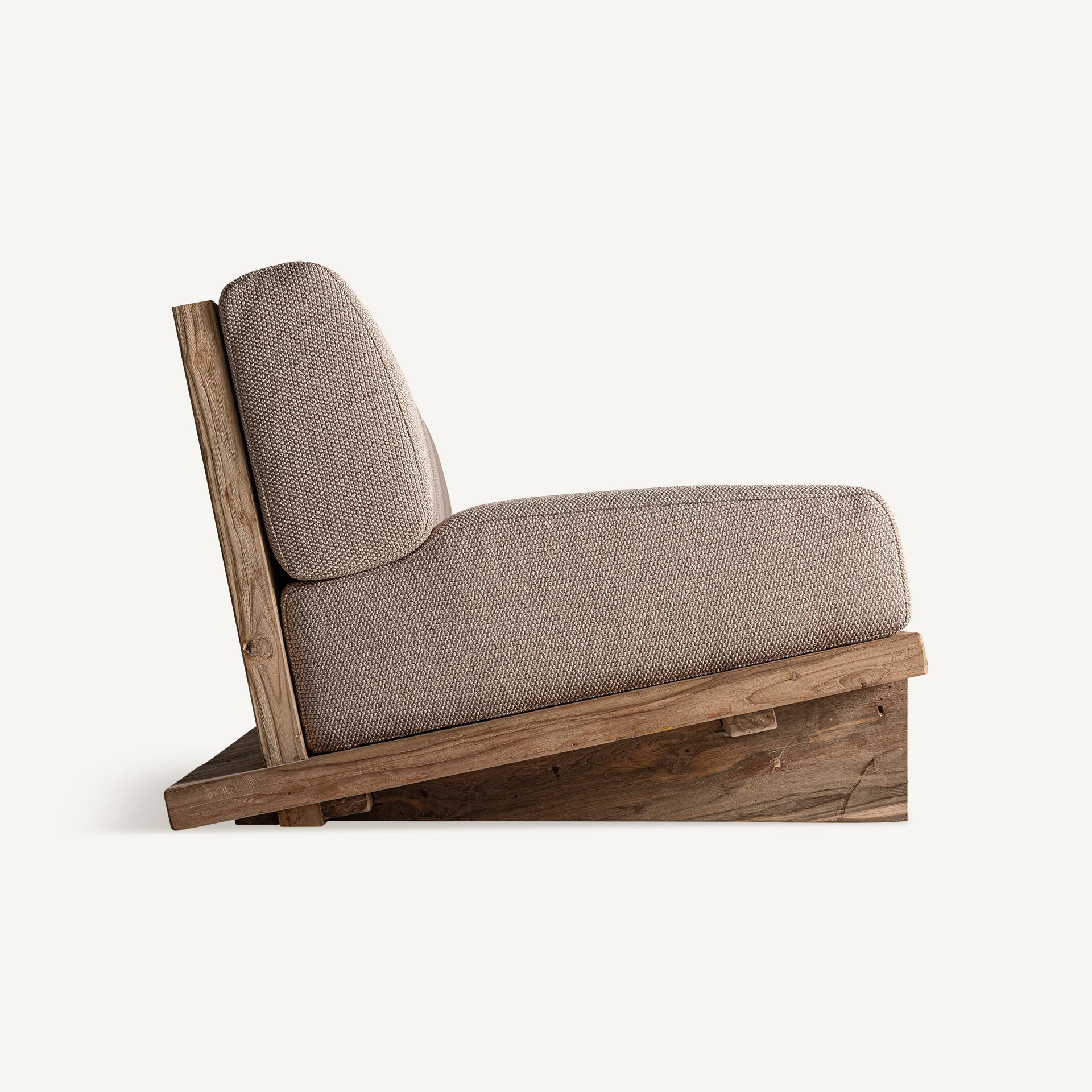 Perfil lateral del sofá Pure, diseño inclinado y asiento profundo en madera maciza