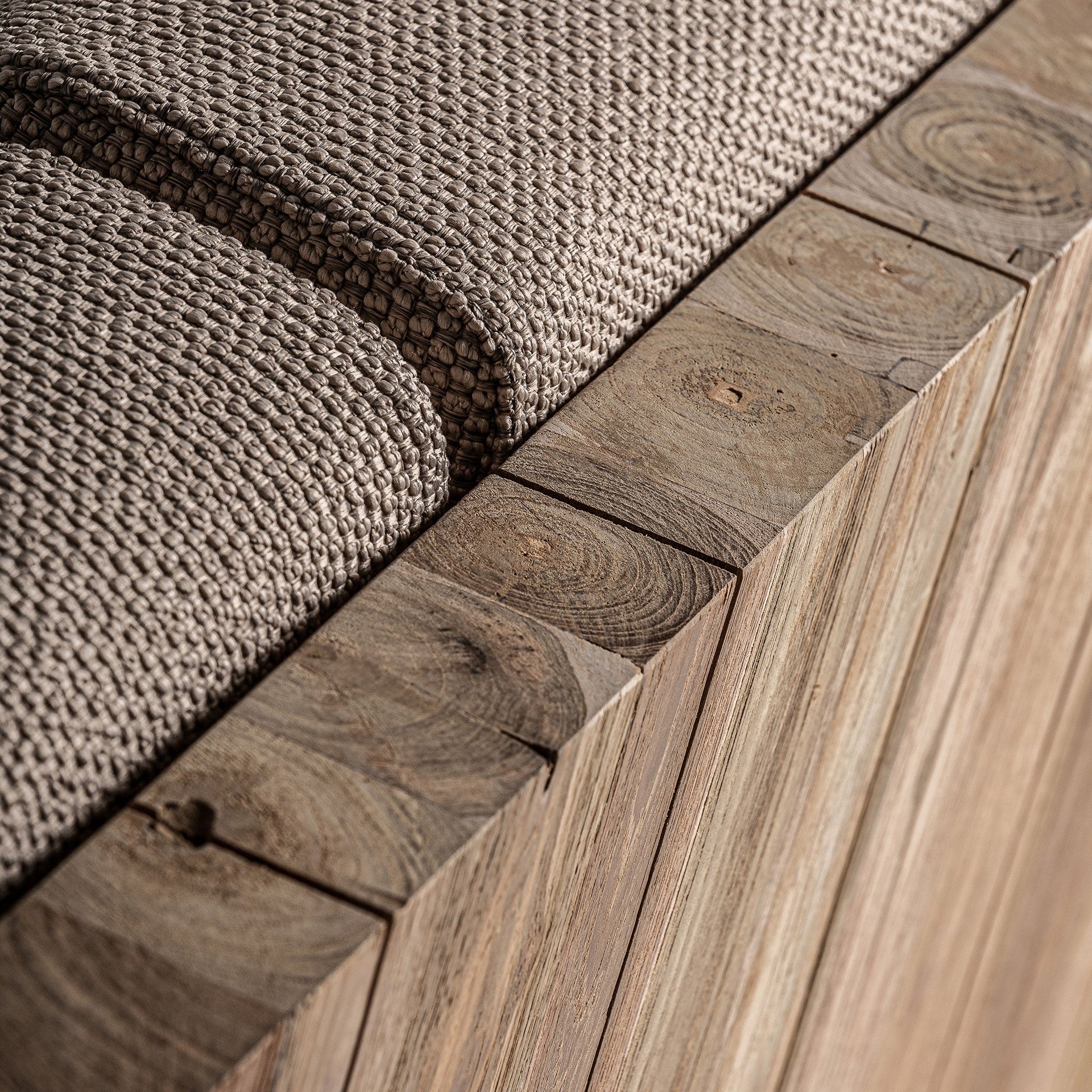 Detalle del tapizado rústico del sofá Pure, textura gruesa ideal para uso exterior