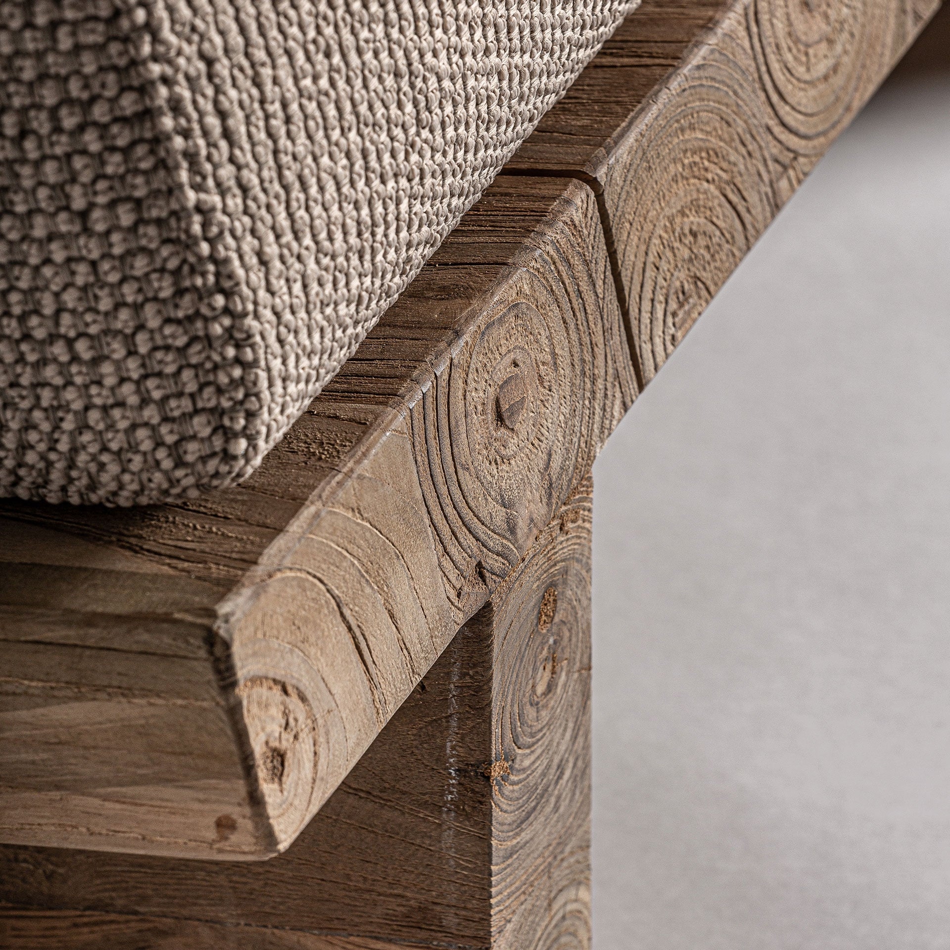Unión estructural del sofá Pure con piezas macizas de madera ensambladas artesanalmente