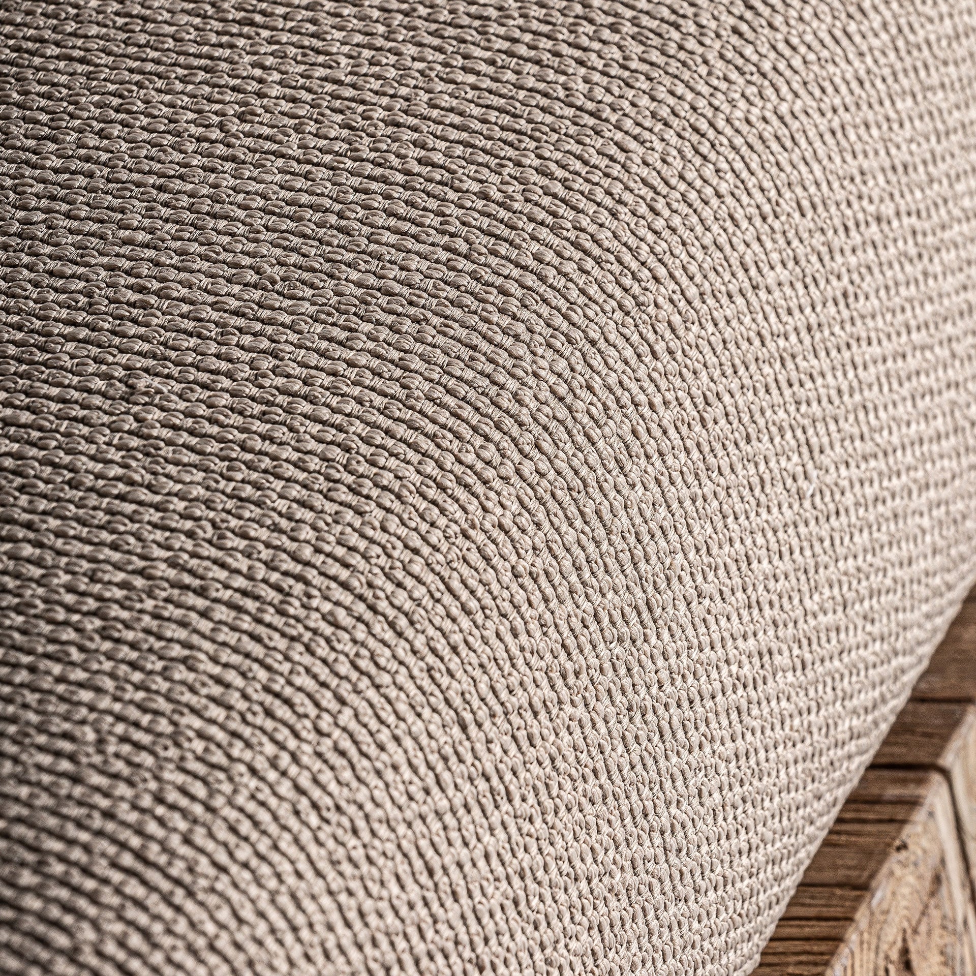 Detalle de la base de madera del sofá Pure, líneas diagonales y acabado artesanal