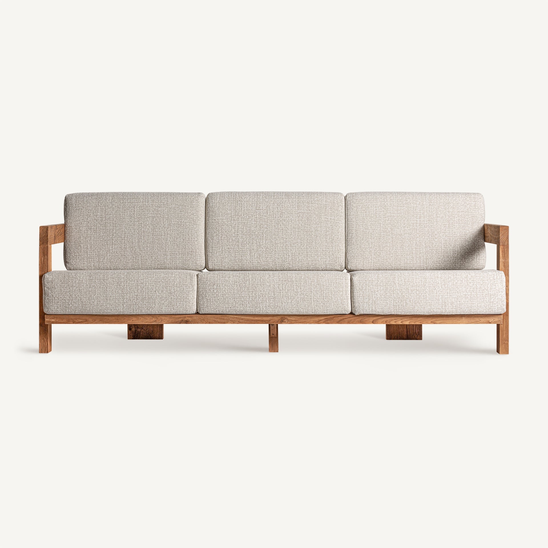 Sofá de exterior modular en madera de teka con cojines blancos, vista frontal completa - boutique interiorismo VICAL