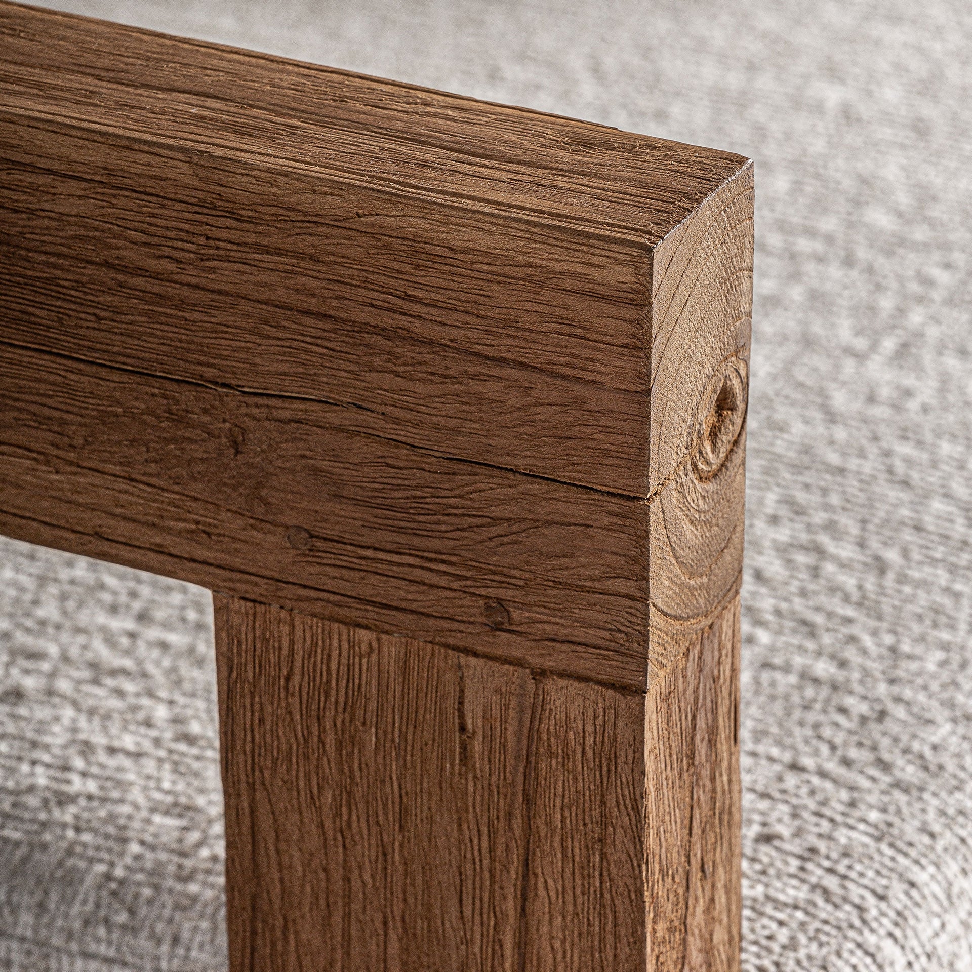 Detalle del brazo recto del sofá exterior TESTA en madera natural - boutique interiorismo VICAL