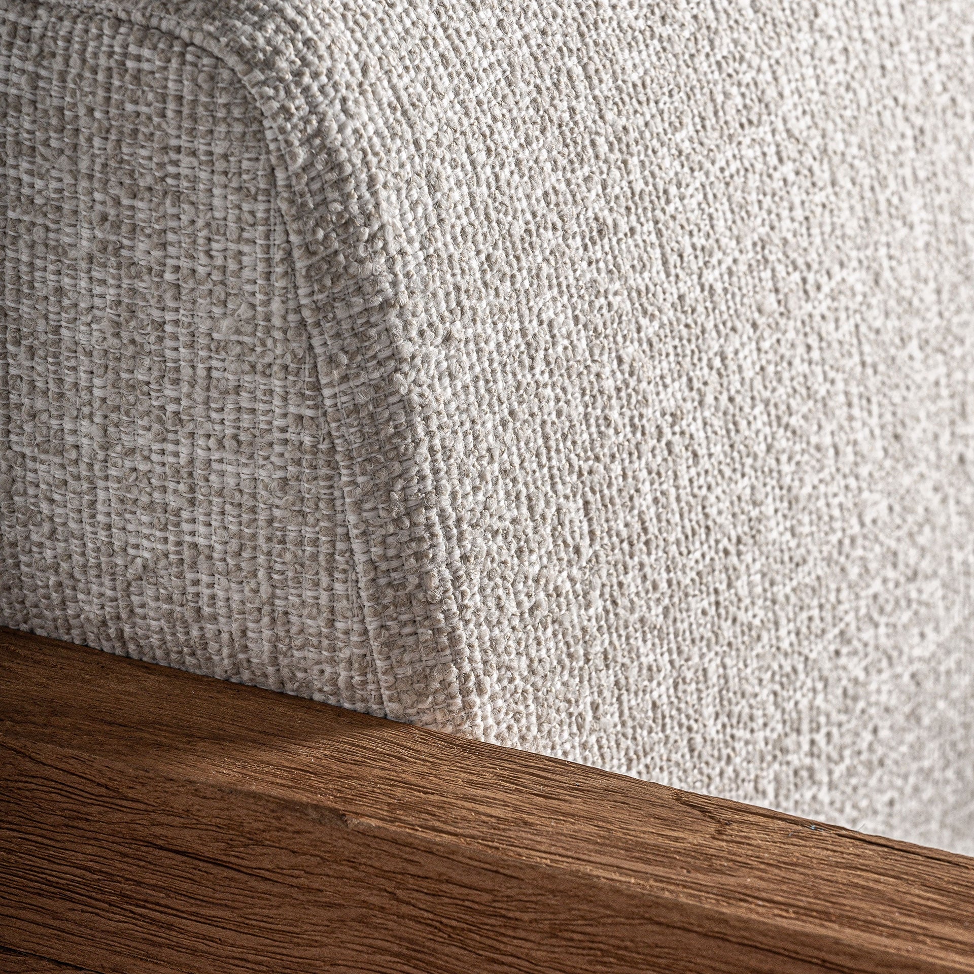 Primer plano del cojín en tejido técnico claro sobre la base de madera - boutique interiorismo VICAL
