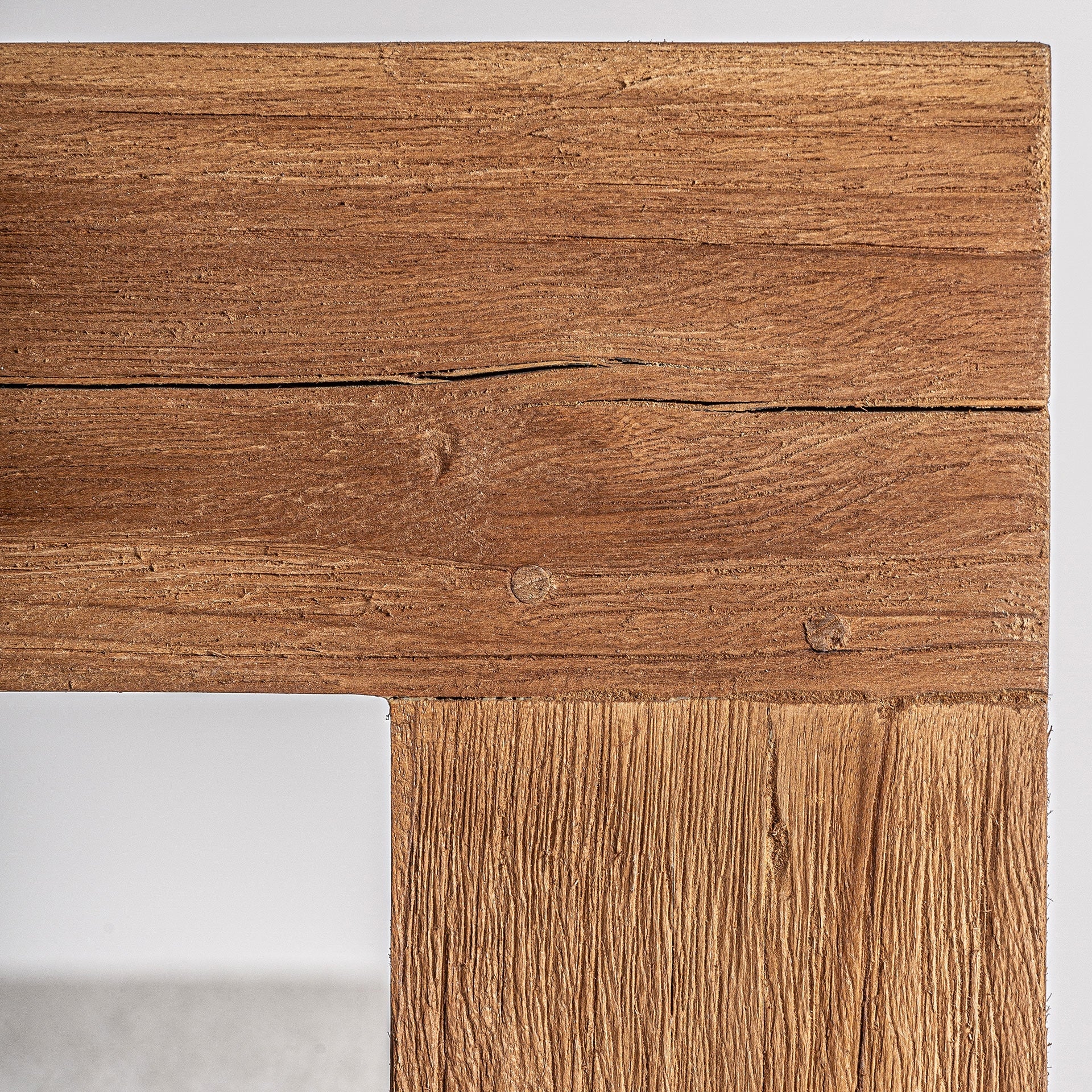 Textura en primer plano del marco de madera reciclada del sofá exterior TESTA - boutique interiorismo VICAL
